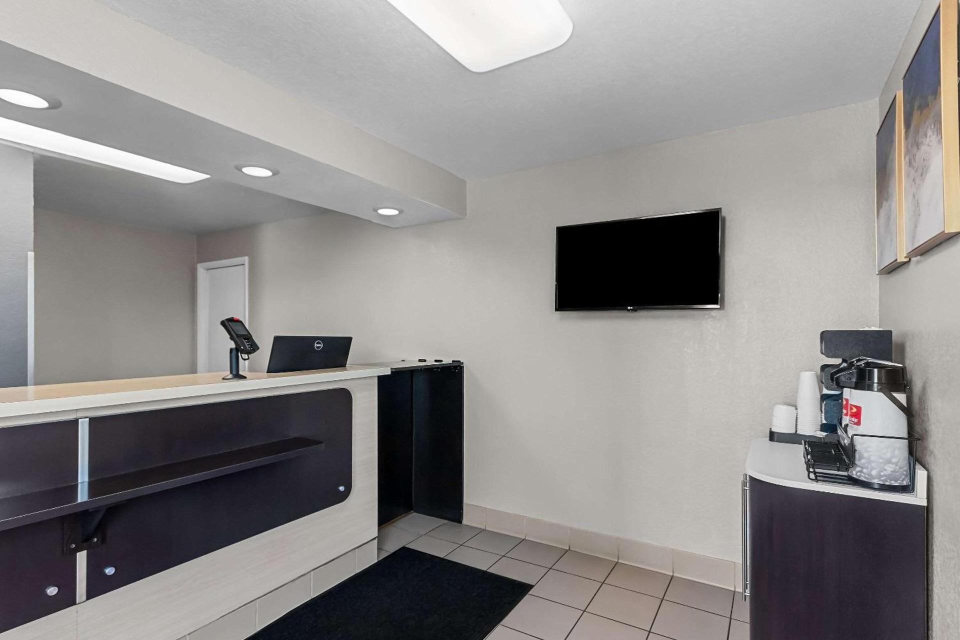Econo Lodge photo 9