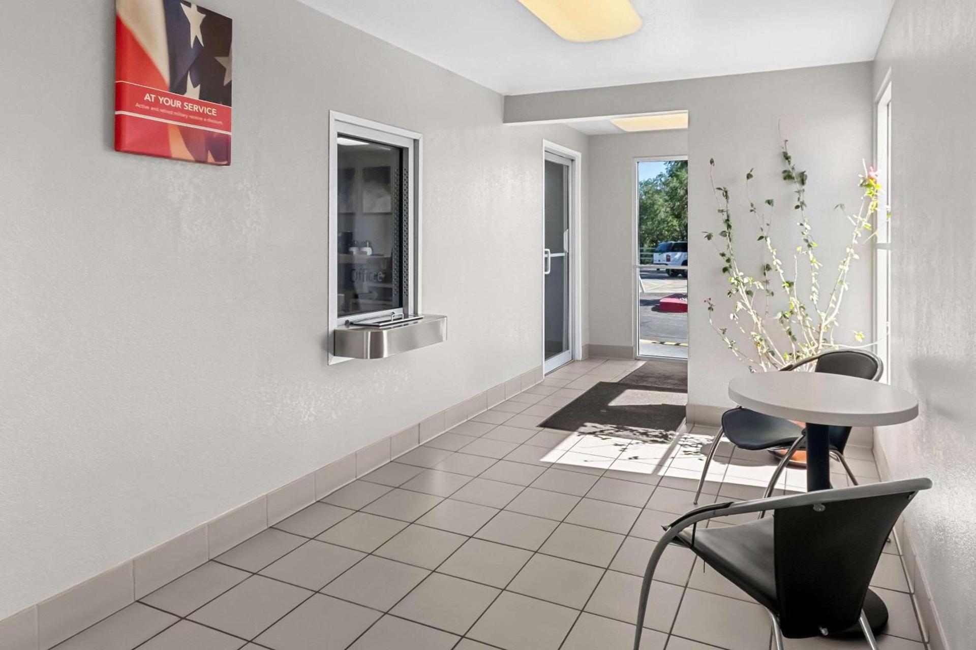 Econo Lodge photo 12