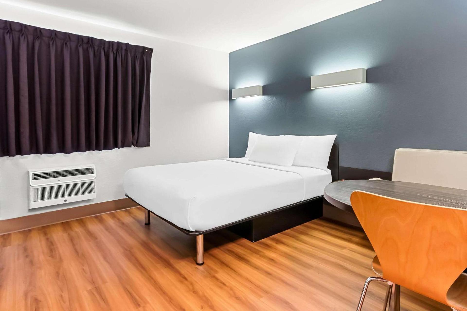 Econo Lodge photo 15