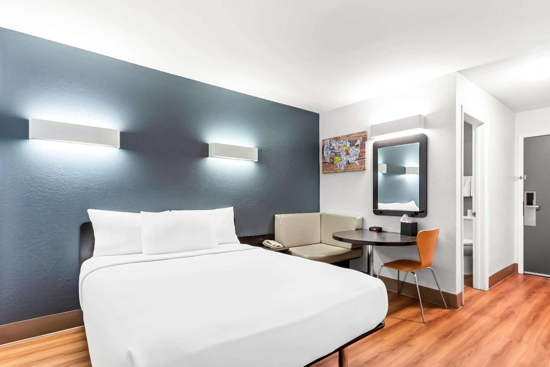 Econo Lodge photo 16