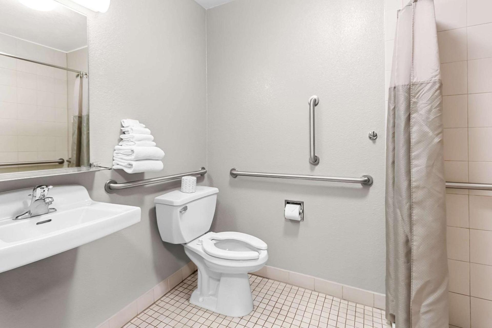 Econo Lodge photo 28