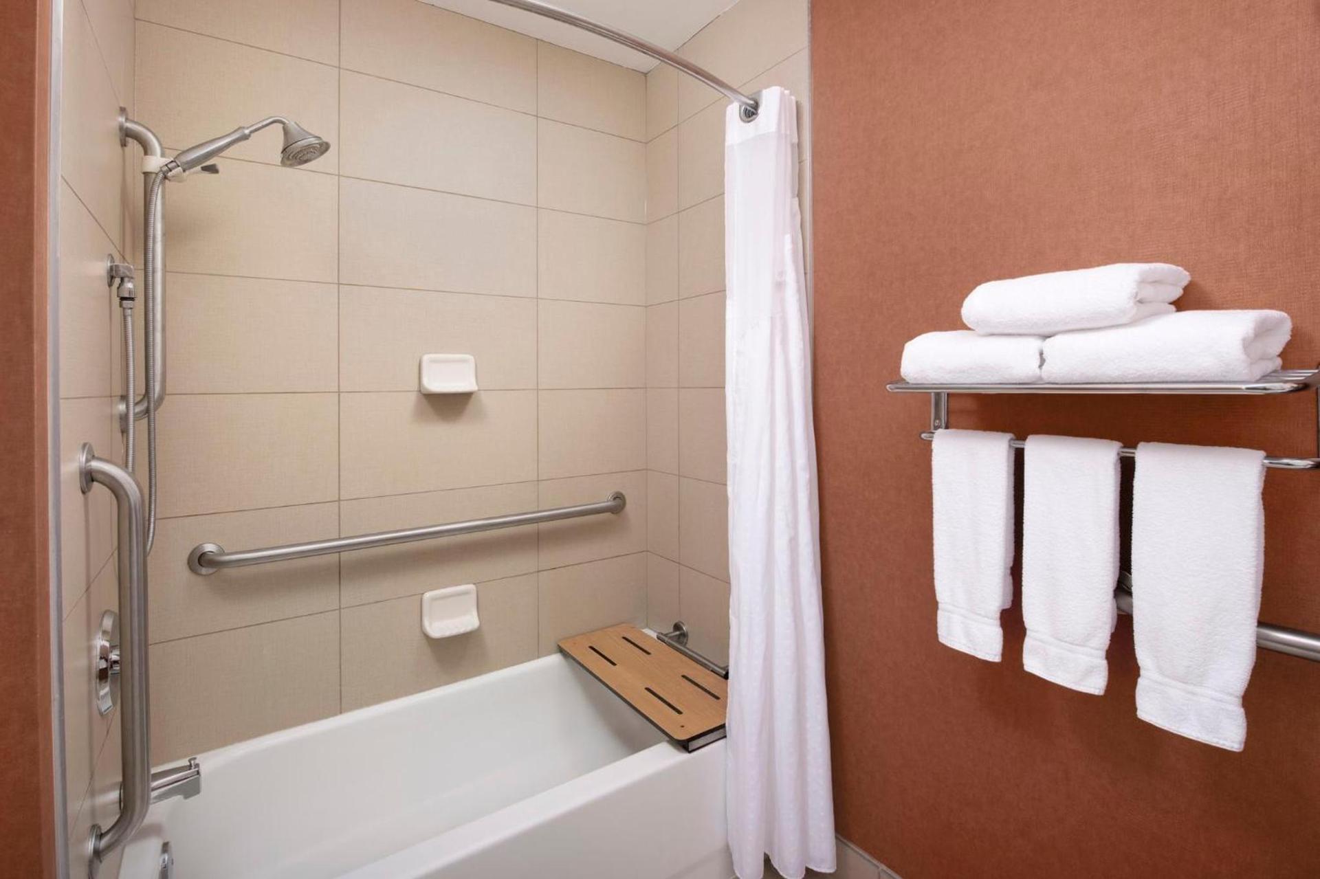 Holiday Inn Express & Suites by IHG Chambersburg by IHG photo 72