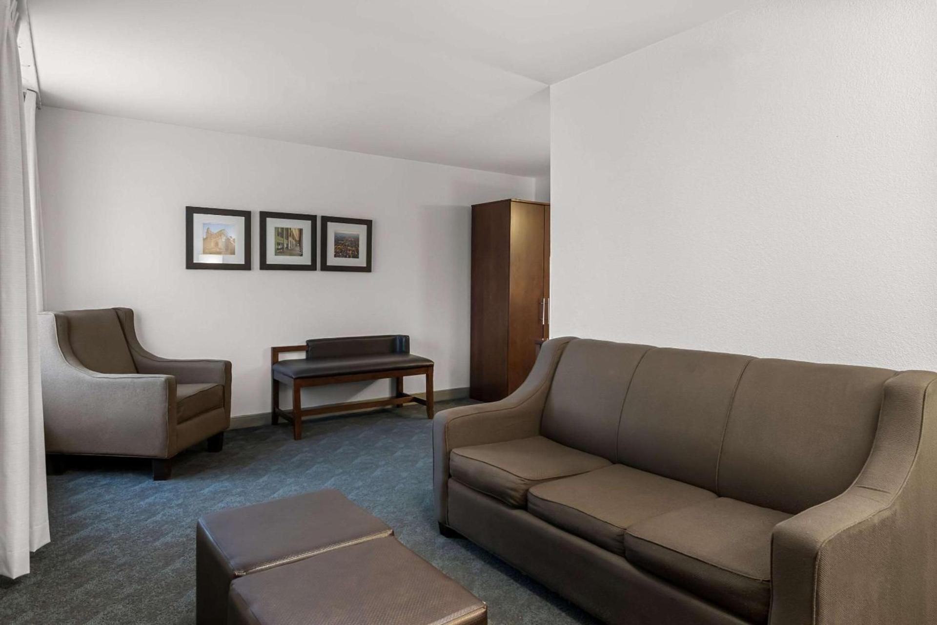 Comfort Inn & Suites near Tinley Park Amphitheater photo 16