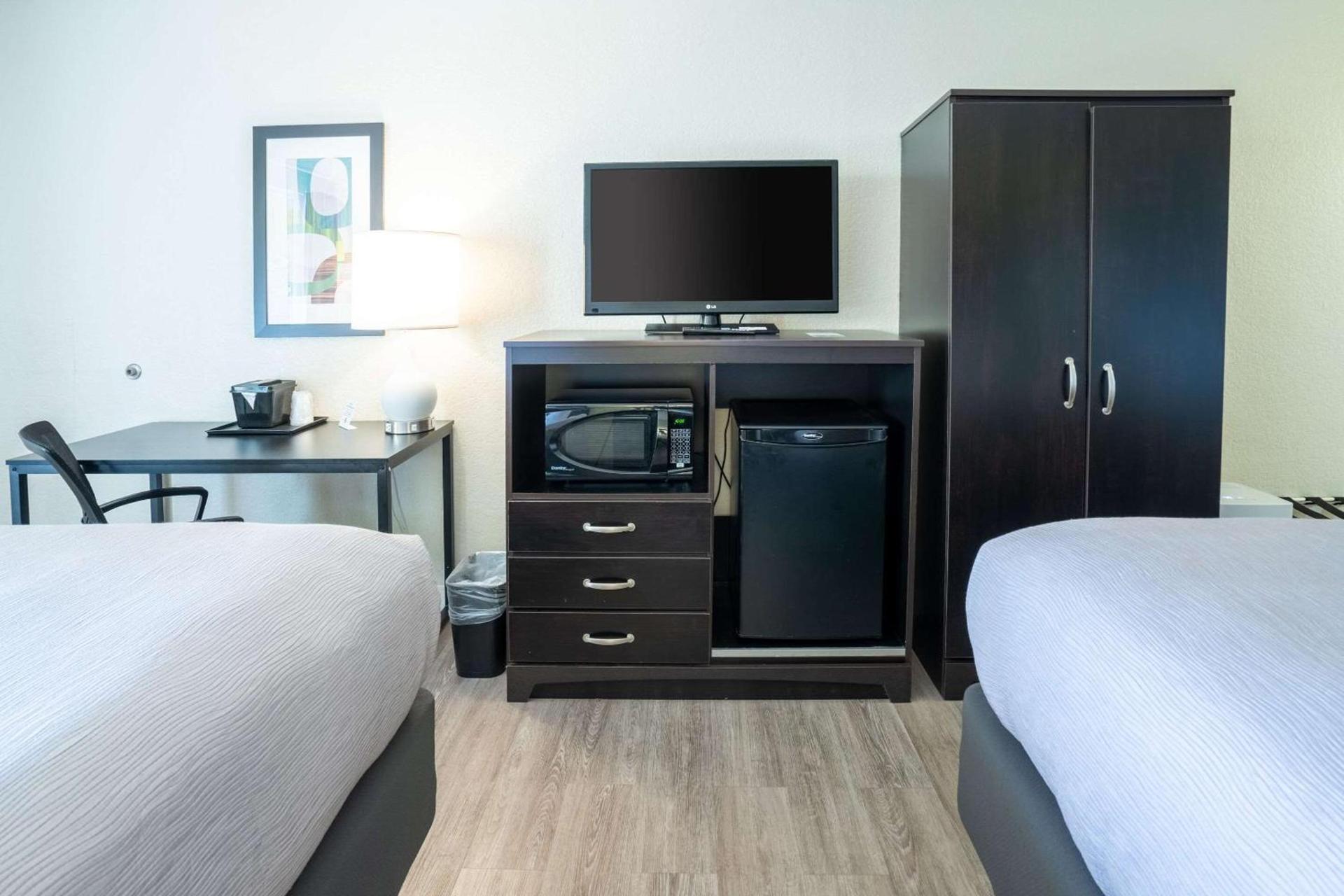 Quality Inn Palm Beach International Airport photo 11