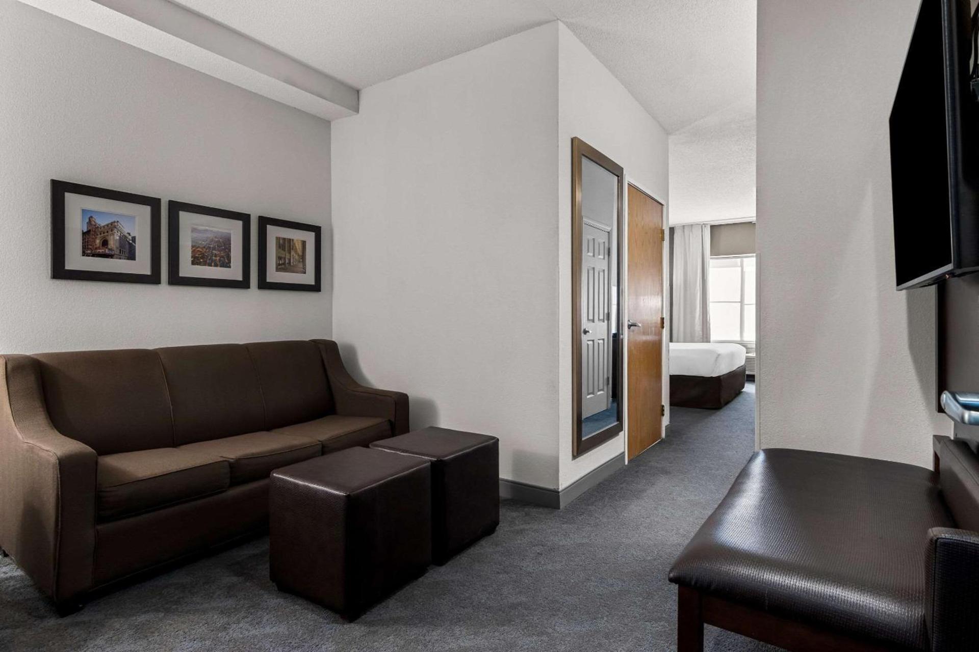 Comfort Inn & Suites near Tinley Park Amphitheater photo 15