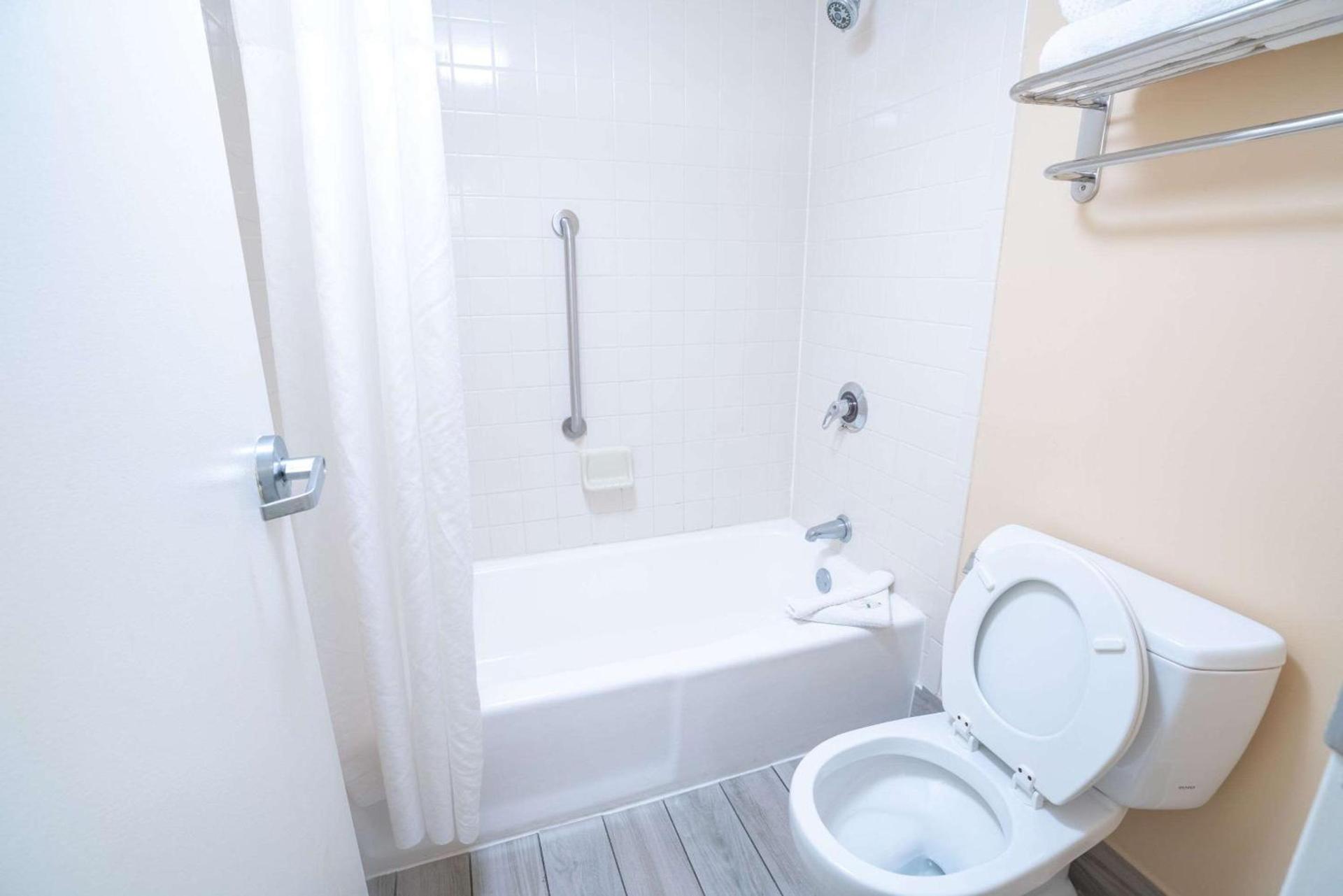 Quality Inn Palm Beach International Airport photo 10