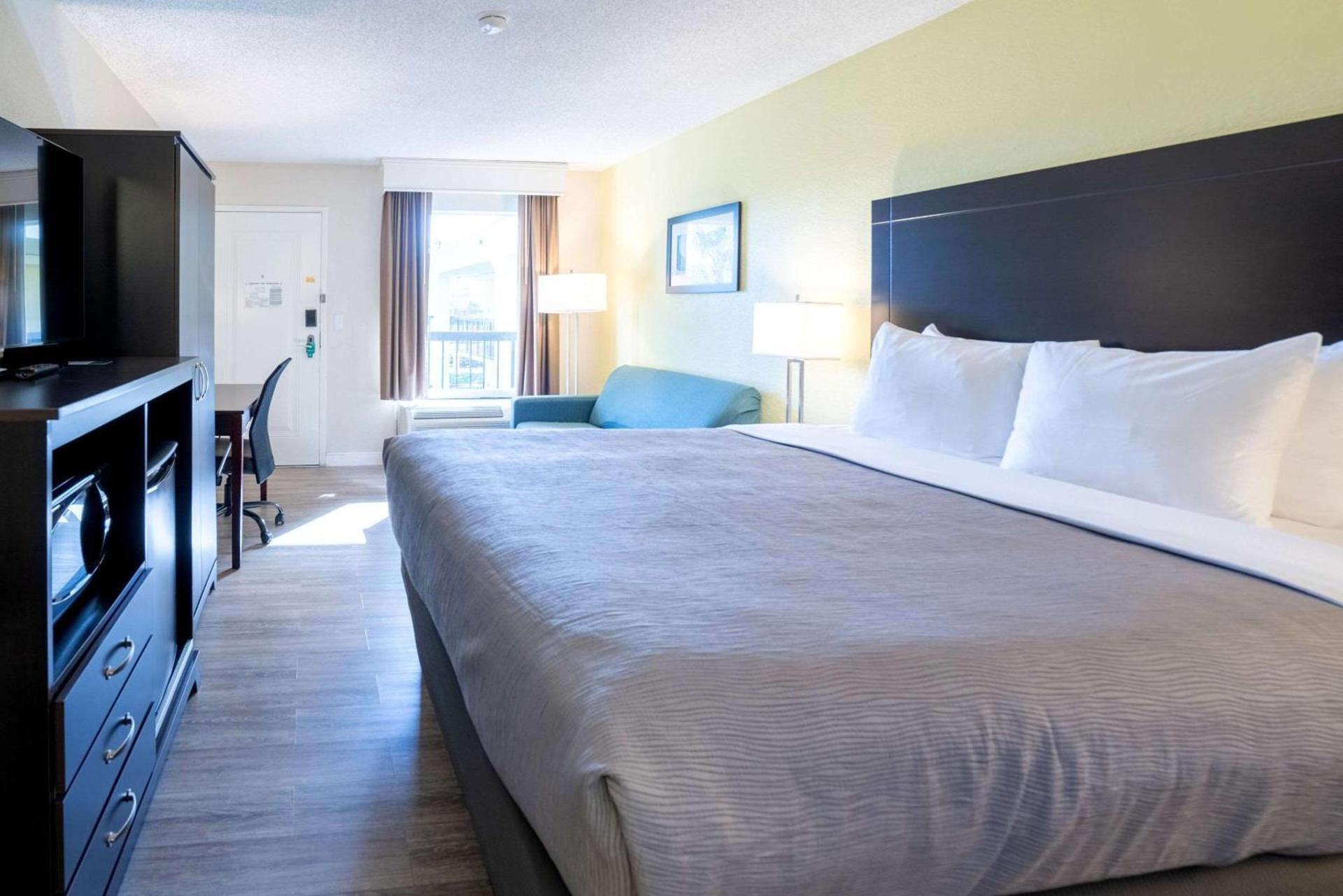 Quality Inn Palm Beach International Airport photo 8