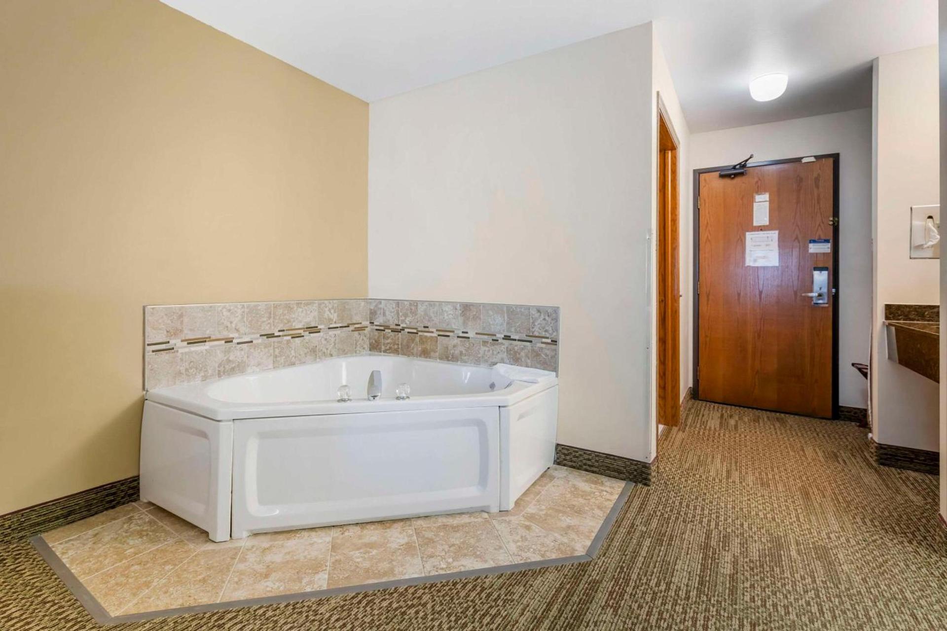 Quality Inn & Suites Stoughton - Madison South photo 6