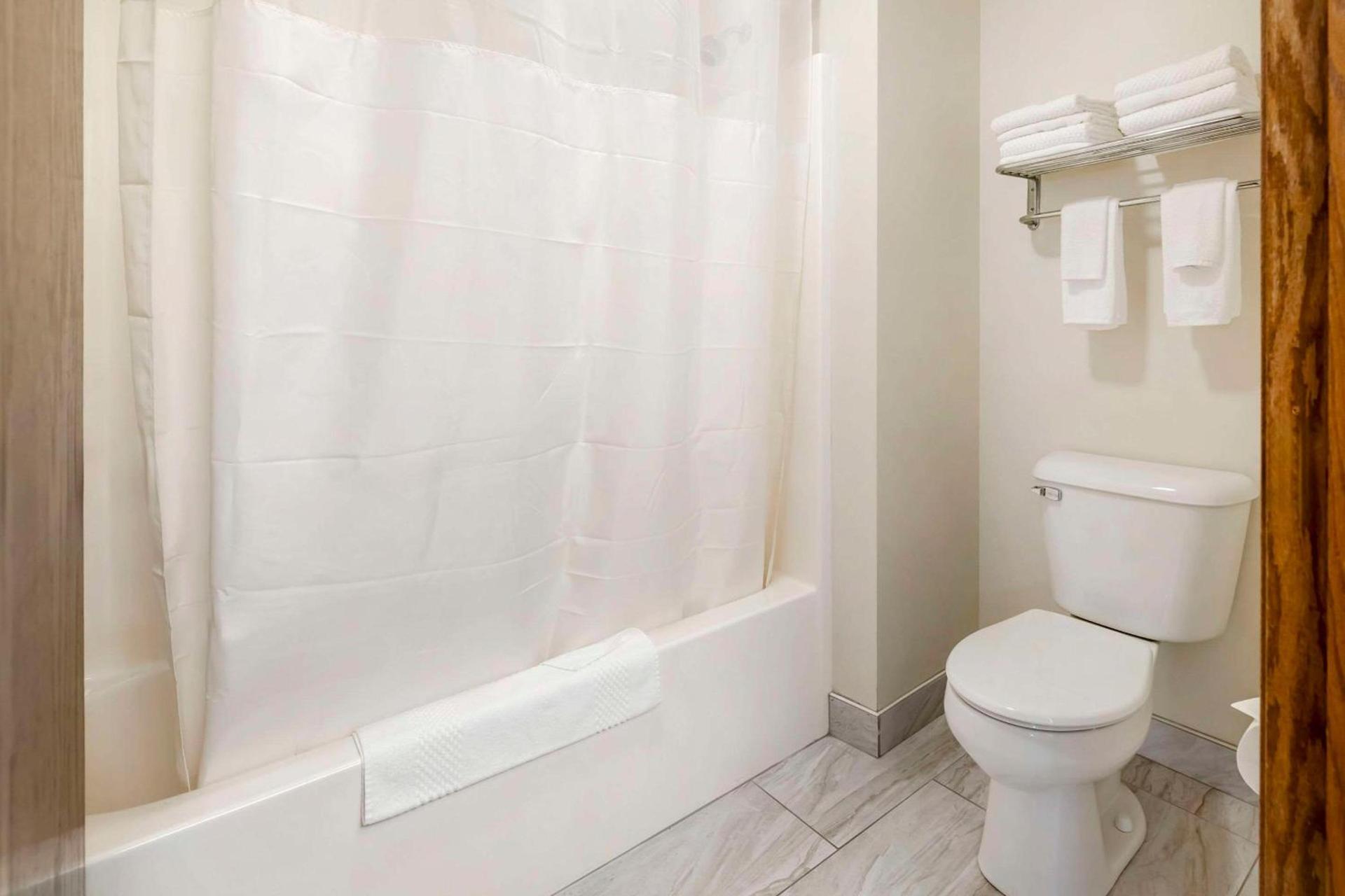 Quality Inn & Suites Stoughton - Madison South photo 10