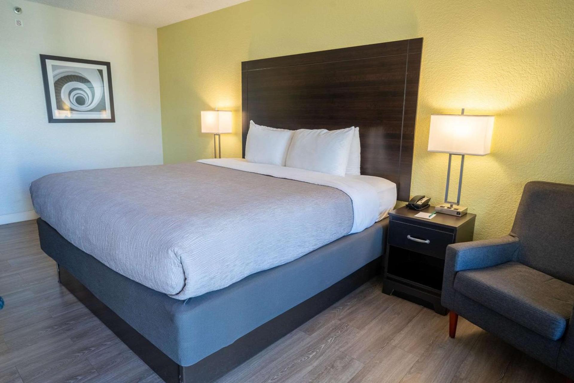 Quality Inn Palm Beach International Airport photo 5