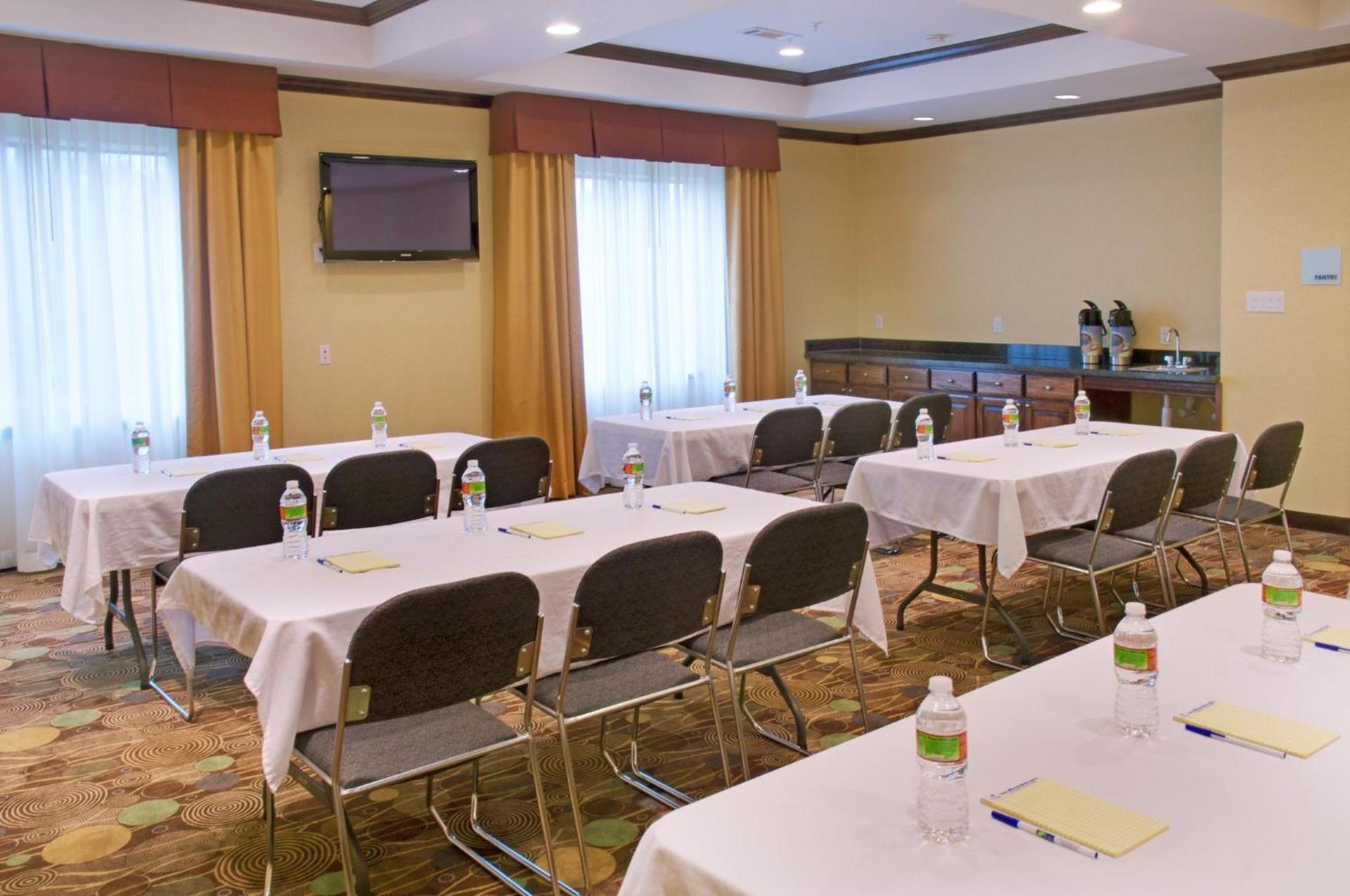Holiday Inn Express Hotel & Suites Winnie by IHG photo 37