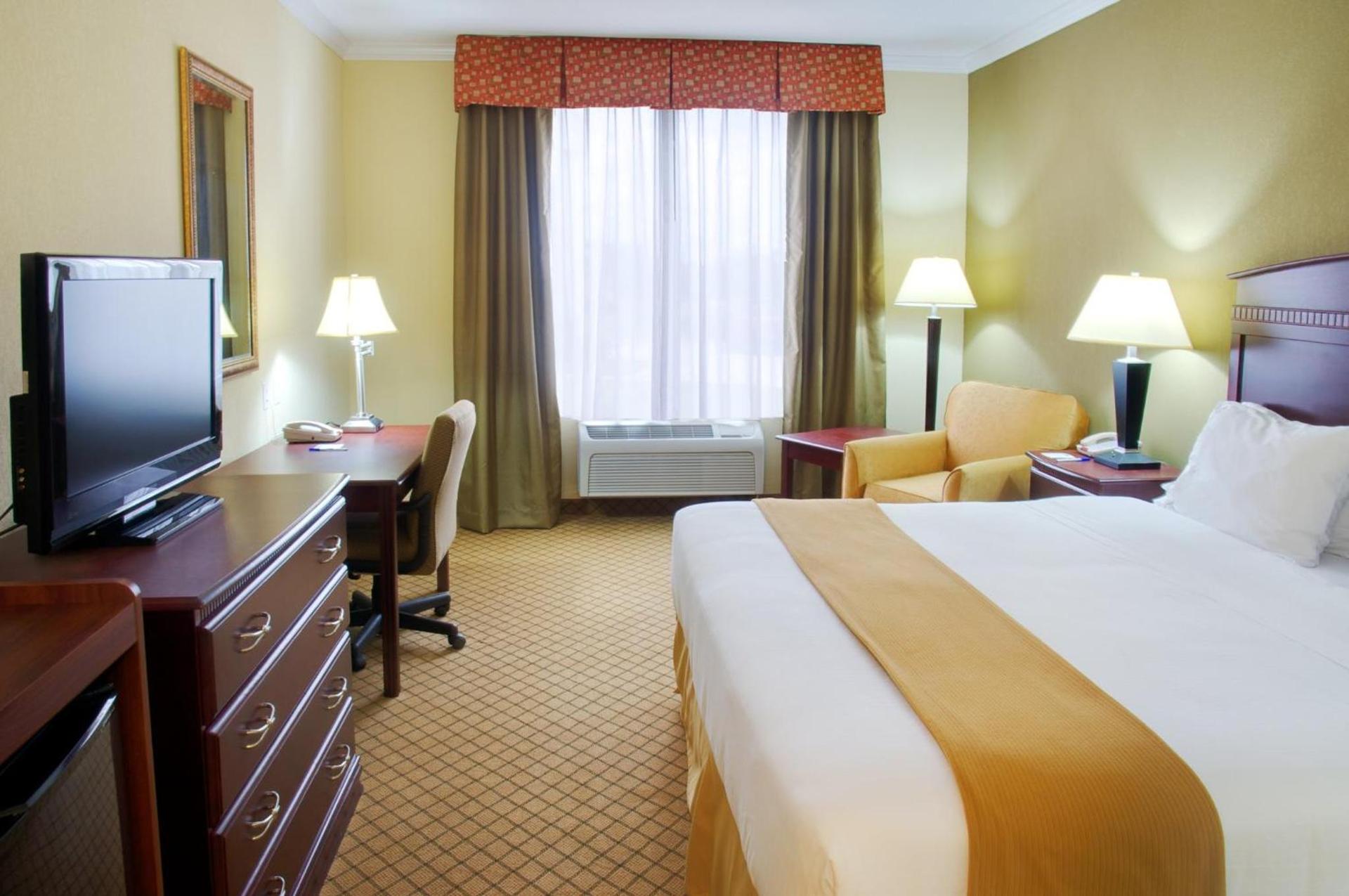 Holiday Inn Express Hotel & Suites Winnie by IHG photo 39
