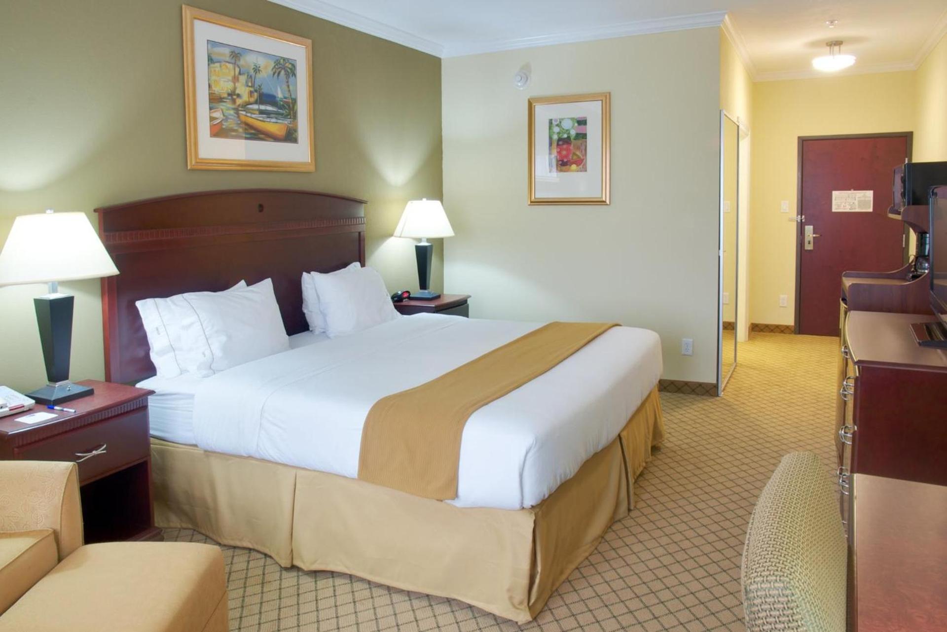 Holiday Inn Express Hotel & Suites Winnie by IHG photo 43