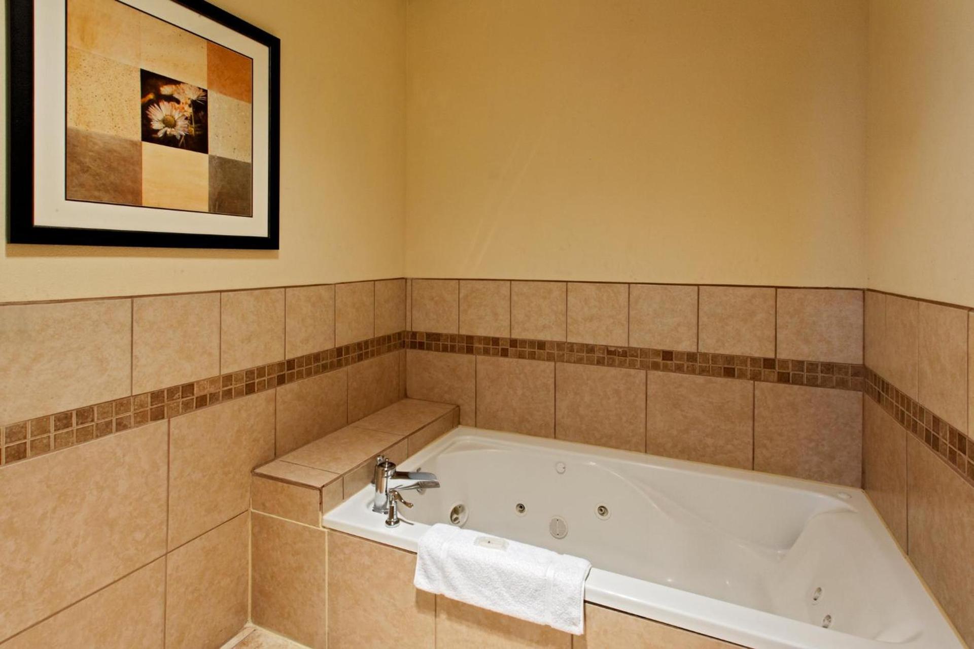 Holiday Inn Express Hotel & Suites Cleburne by IHG photo 49