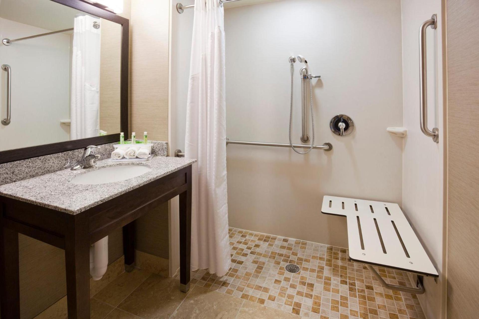 Holiday Inn Express & Suites Willmar by IHG photo 16
