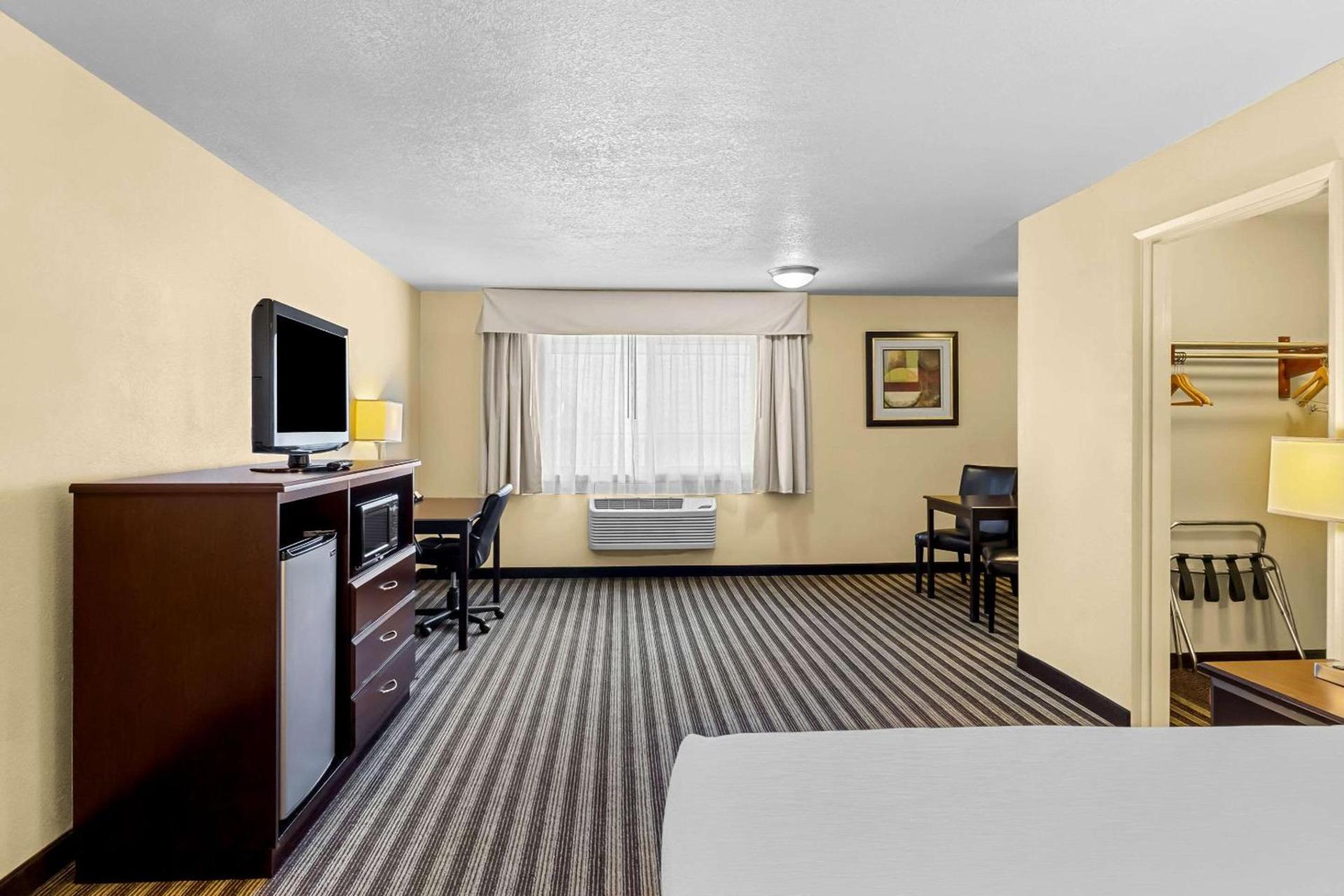 Quality Inn & Suites Vancouver - Hazel Dell photo 5