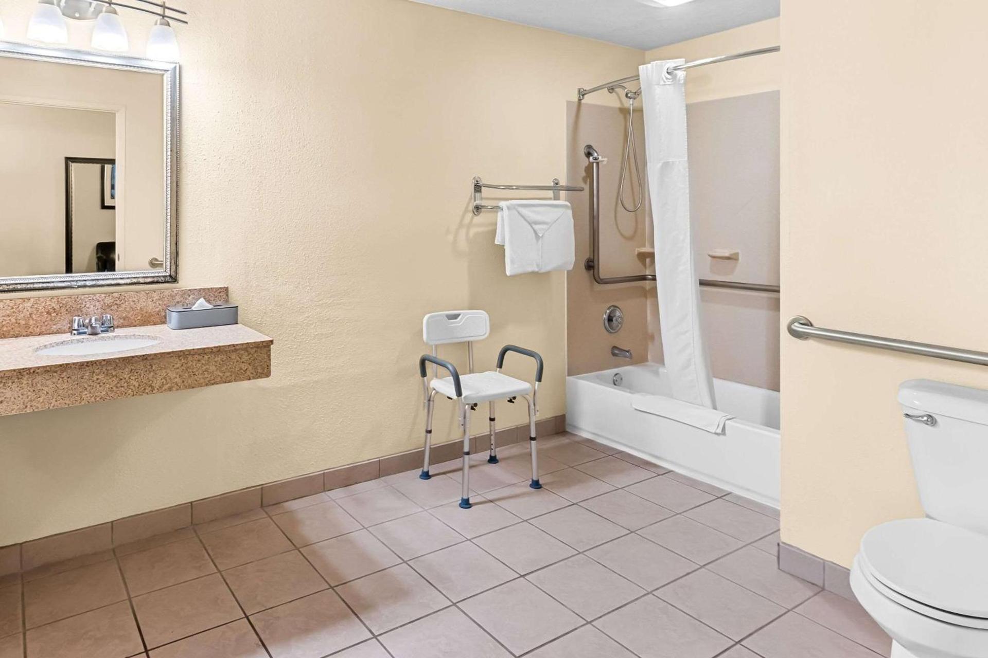 Quality Inn & Suites Vancouver - Hazel Dell photo 14
