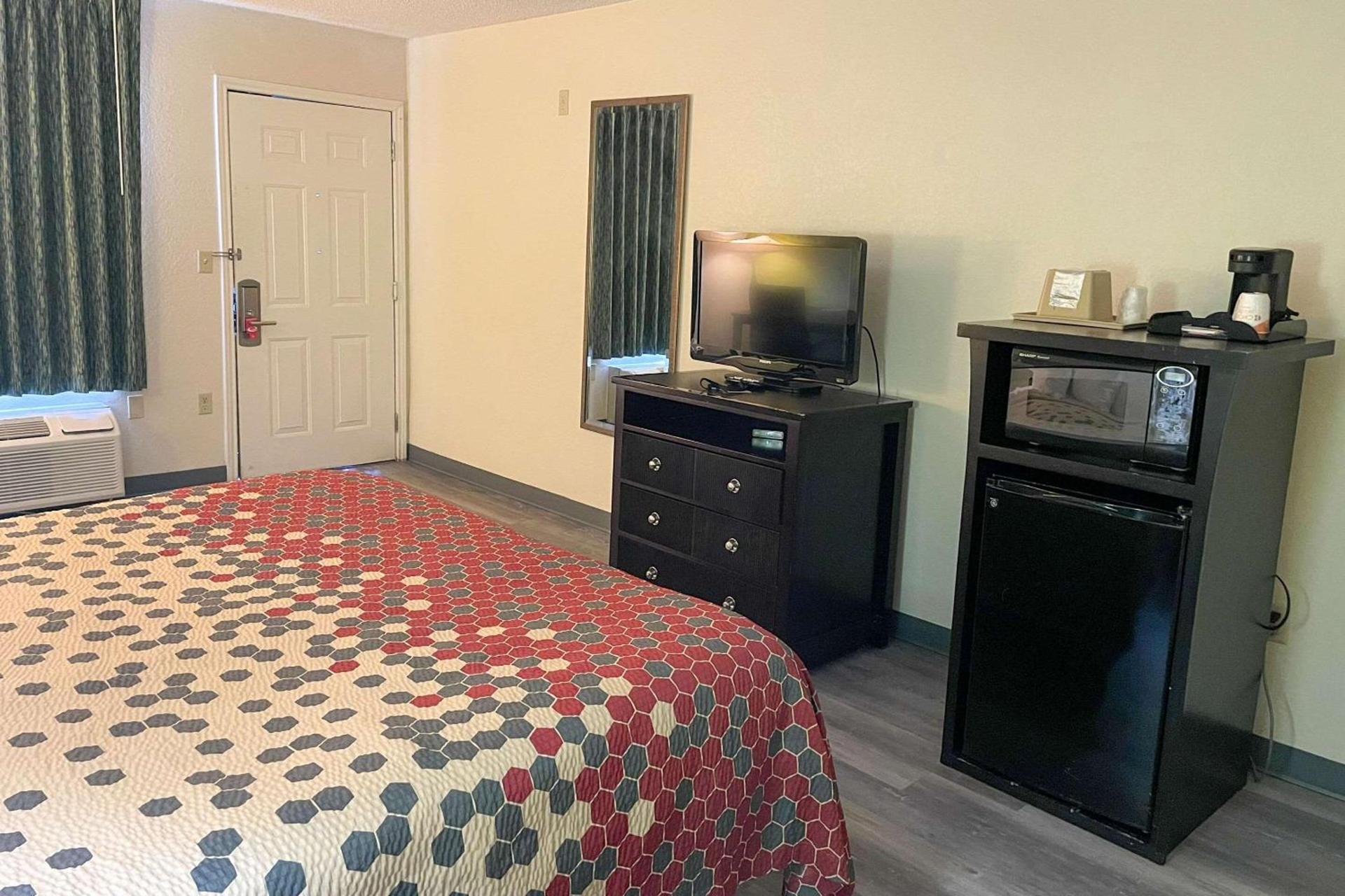 Econo Lodge Inn & Suites Sweetwater I-20 photo 7