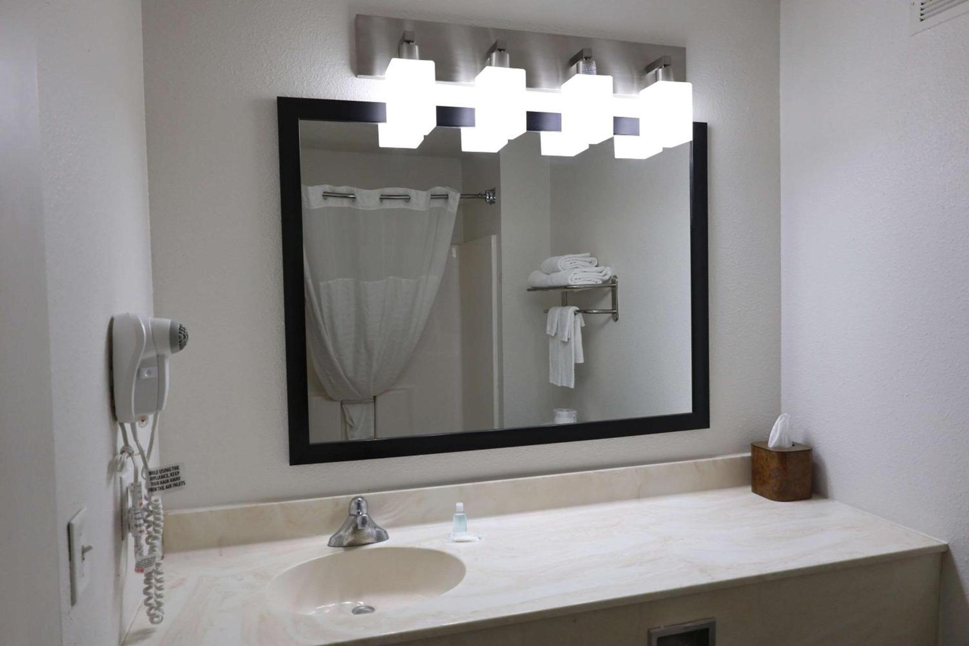 MainStay Suites Madison Airport photo 4