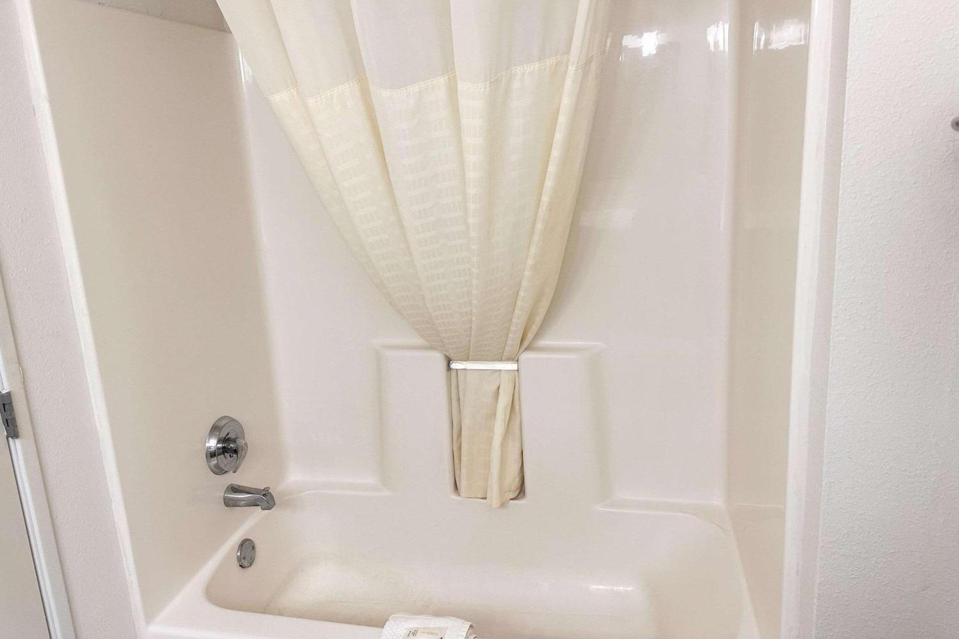 MainStay Suites Madison Airport photo 3