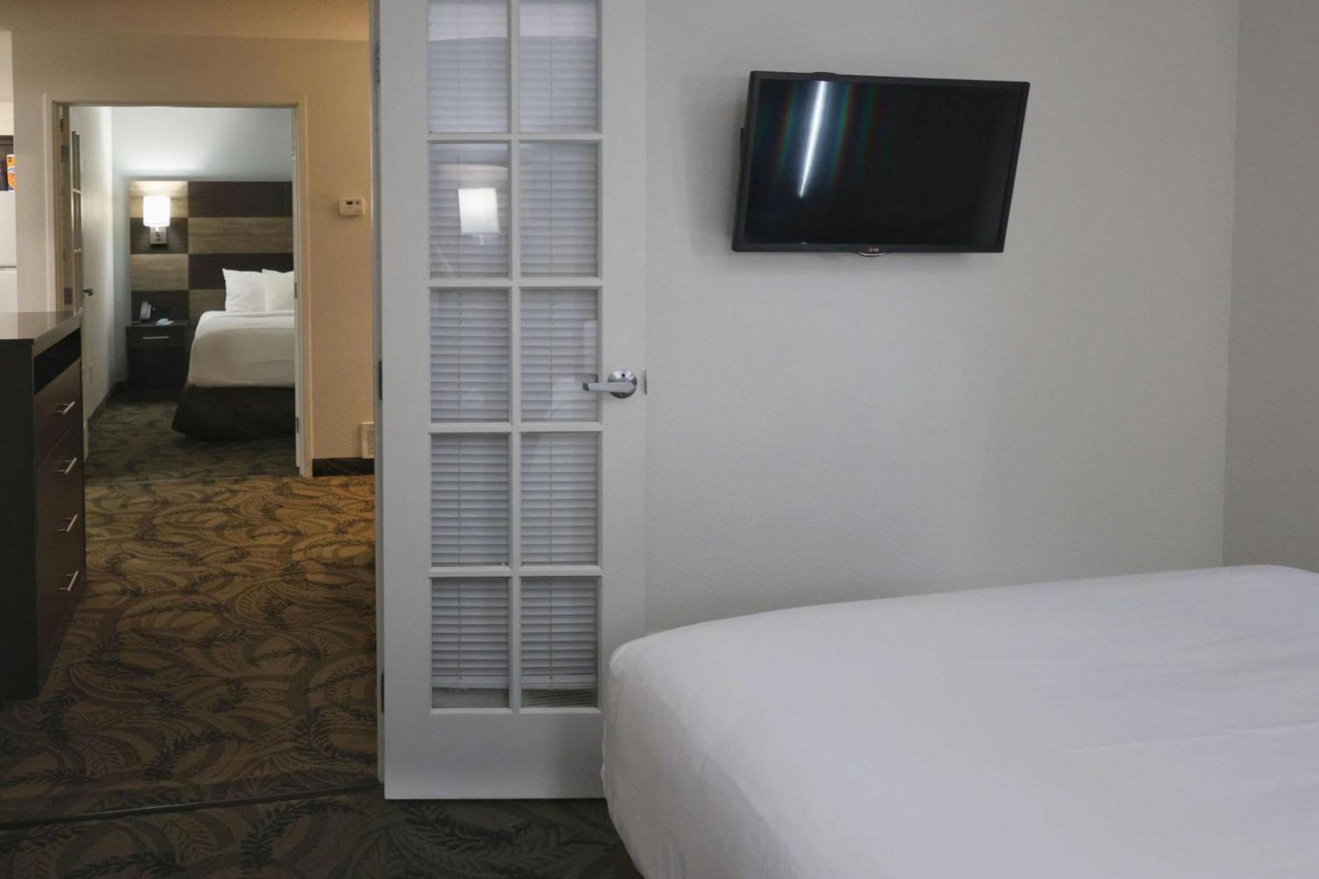 MainStay Suites Madison Airport photo 25
