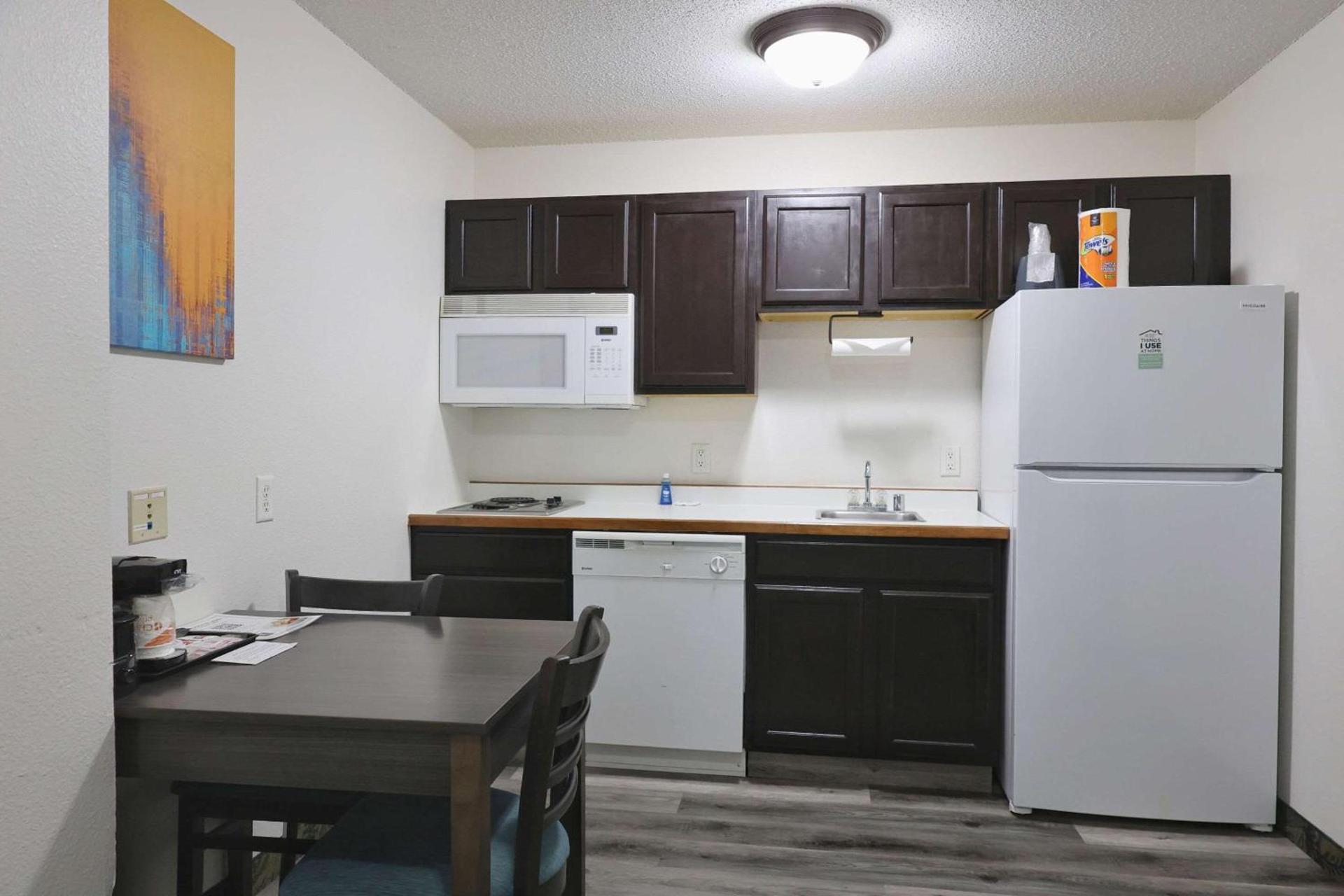 MainStay Suites Madison Airport photo 27