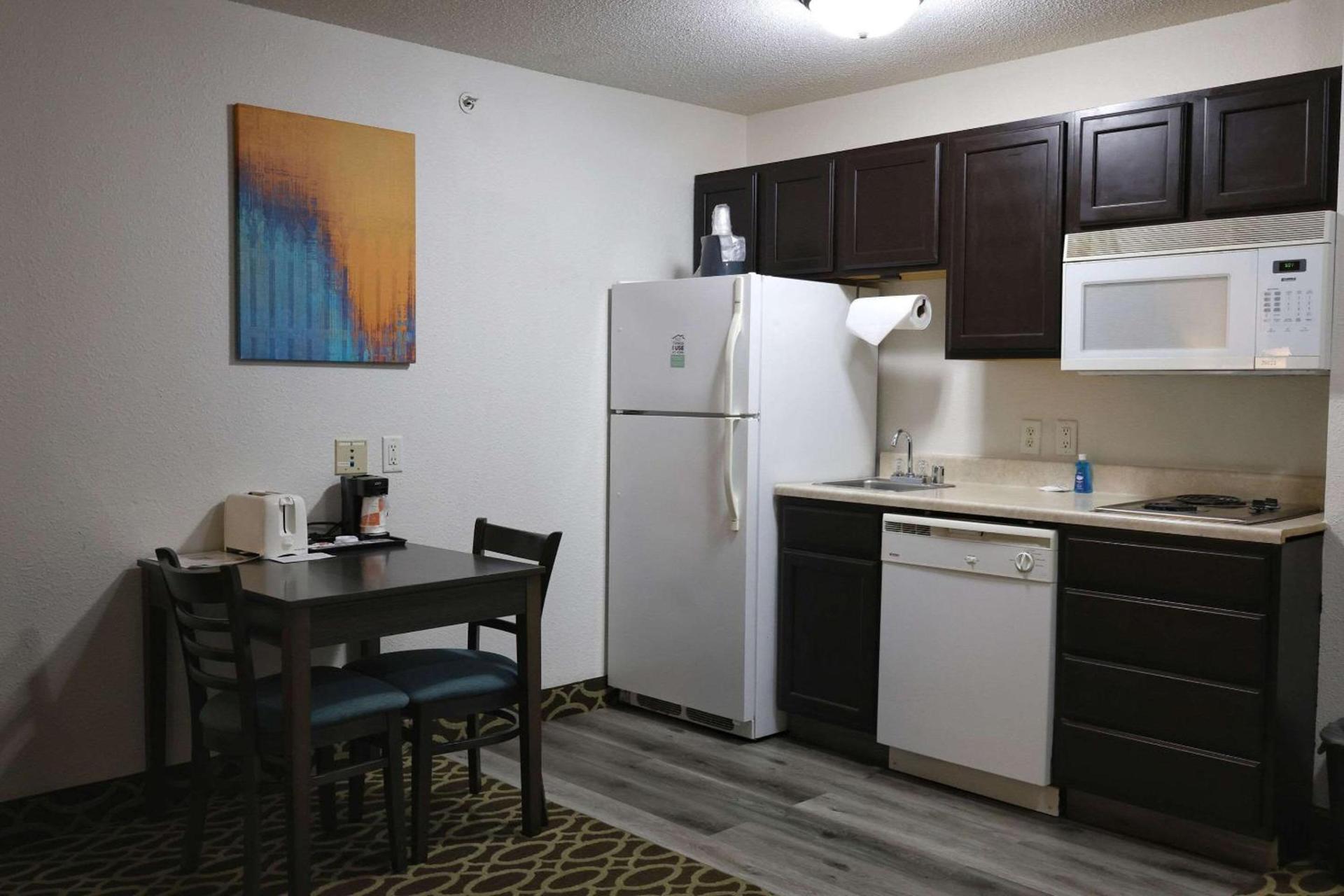 MainStay Suites Madison Airport photo 32
