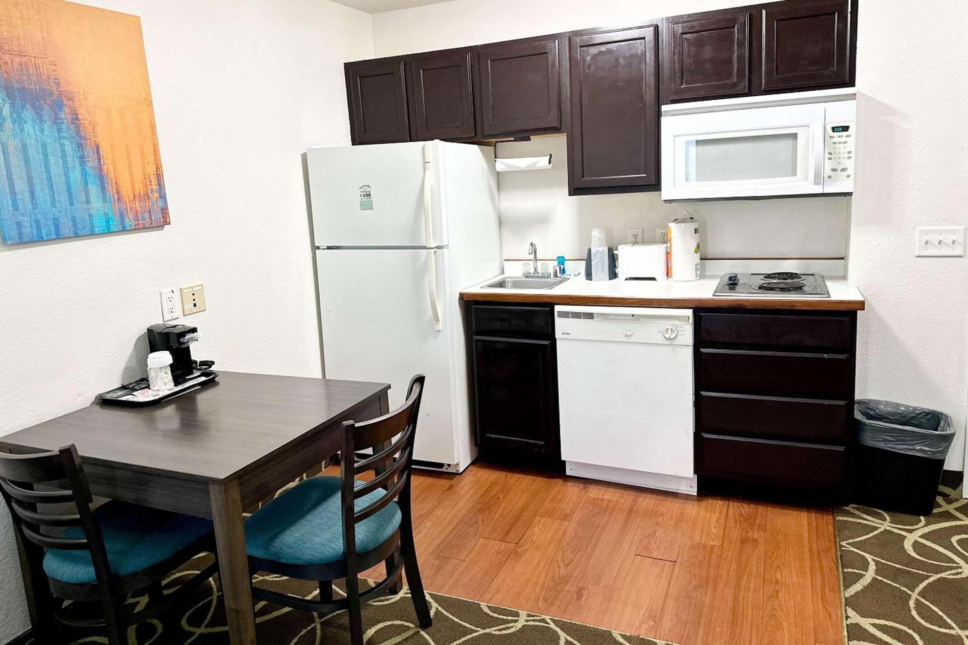 MainStay Suites Madison Airport photo 33