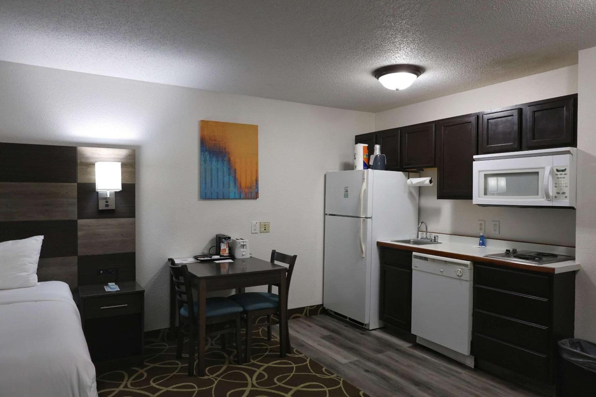 MainStay Suites Madison Airport photo 34