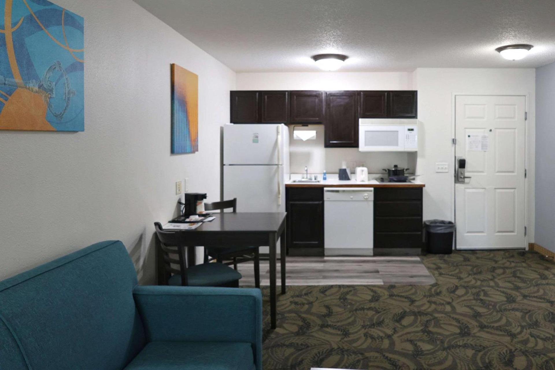 MainStay Suites Madison Airport photo 37