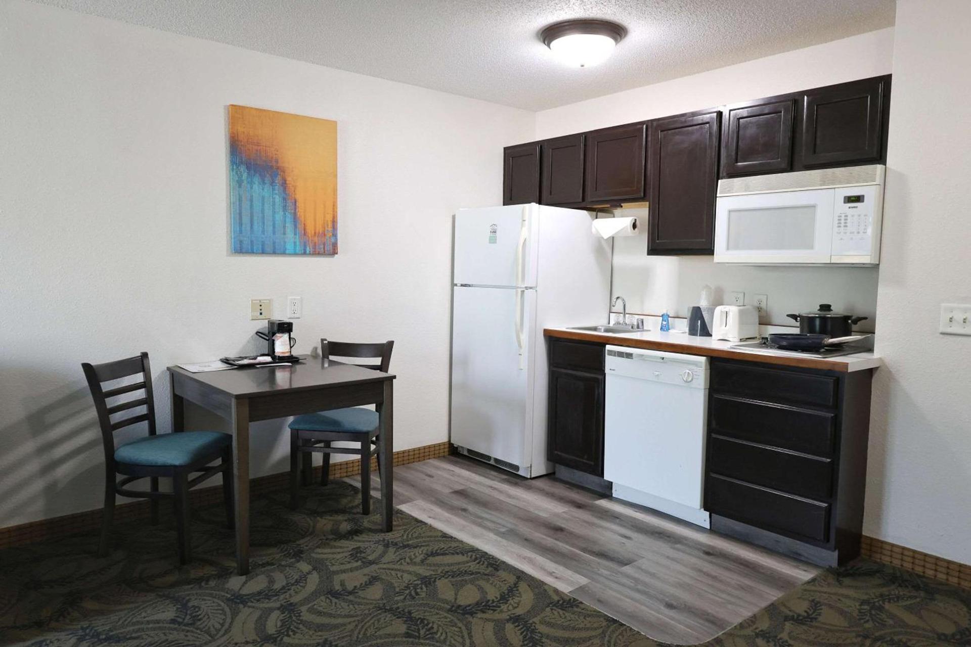 MainStay Suites Madison Airport photo 36