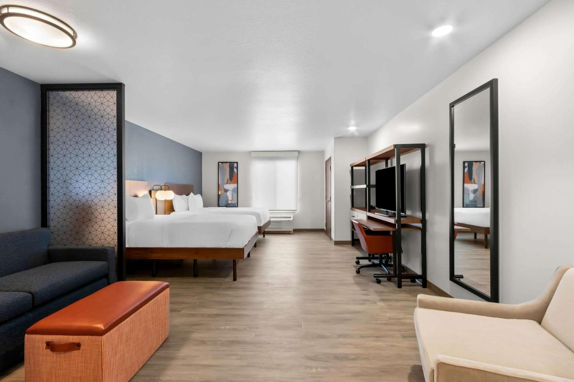Everhome Suites Glendale Sports Entertainment District by Choice Hotels photo 9