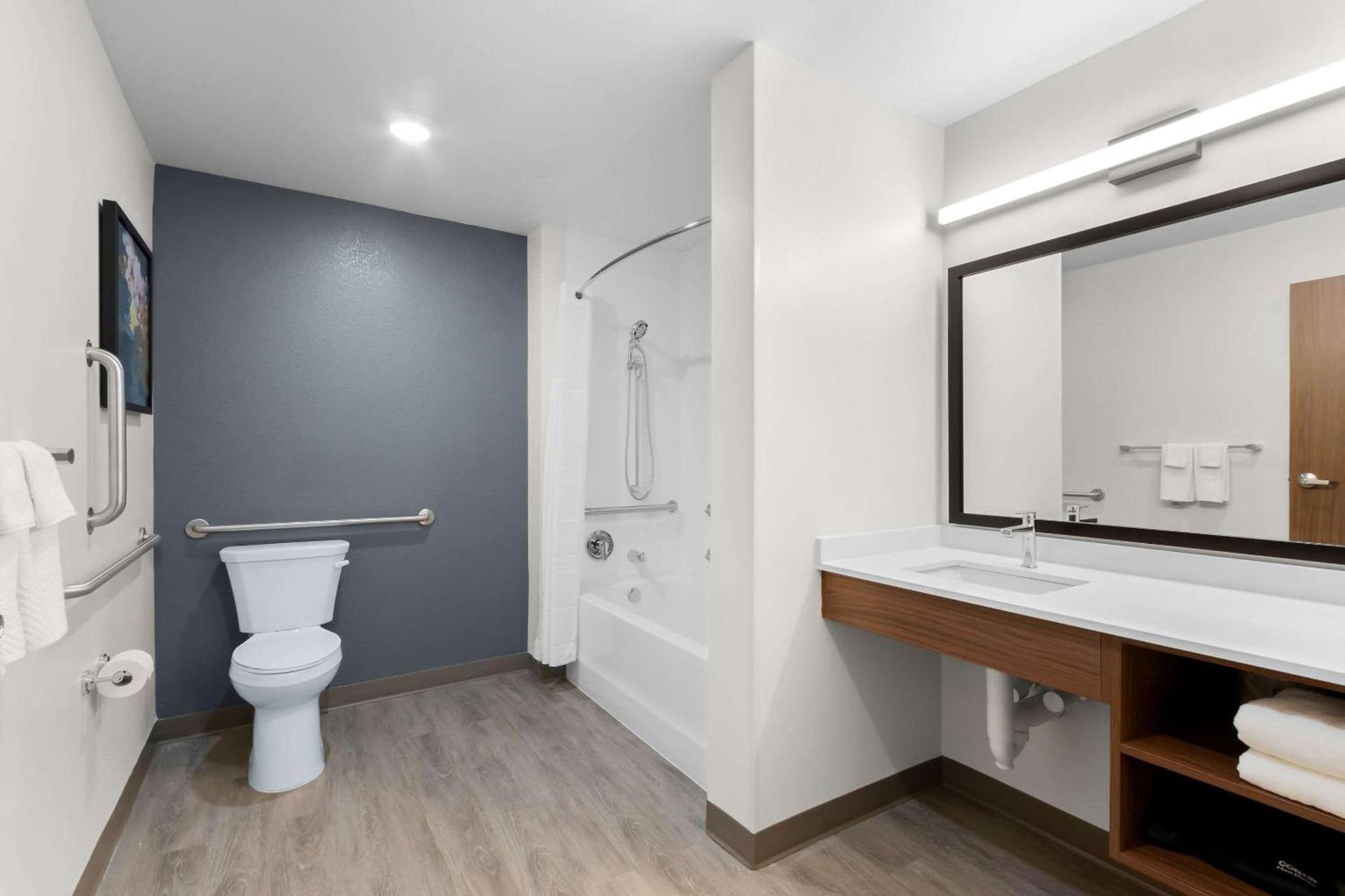 Everhome Suites Glendale Sports Entertainment District by Choice Hotels photo 15