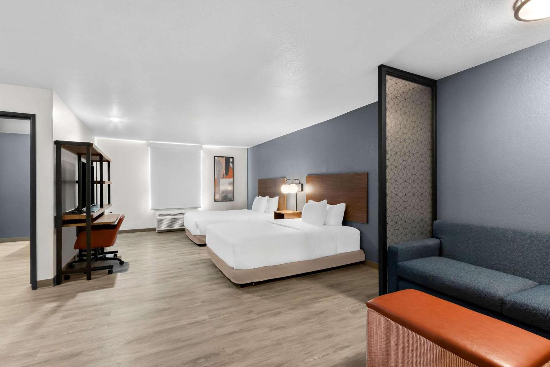 Everhome Suites Glendale Sports Entertainment District by Choice Hotels photo 17