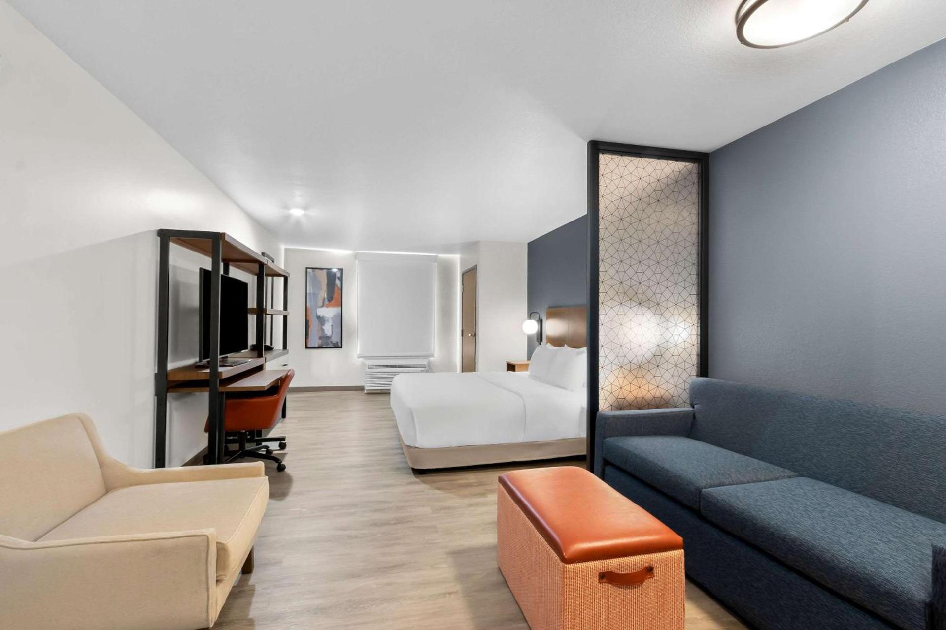 Everhome Suites Glendale Sports Entertainment District by Choice Hotels photo 20