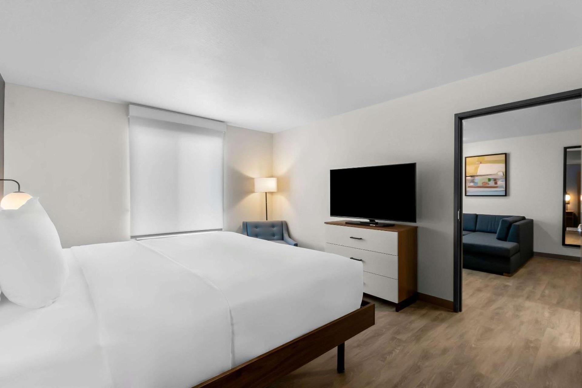 Everhome Suites Glendale Sports Entertainment District by Choice Hotels photo 22