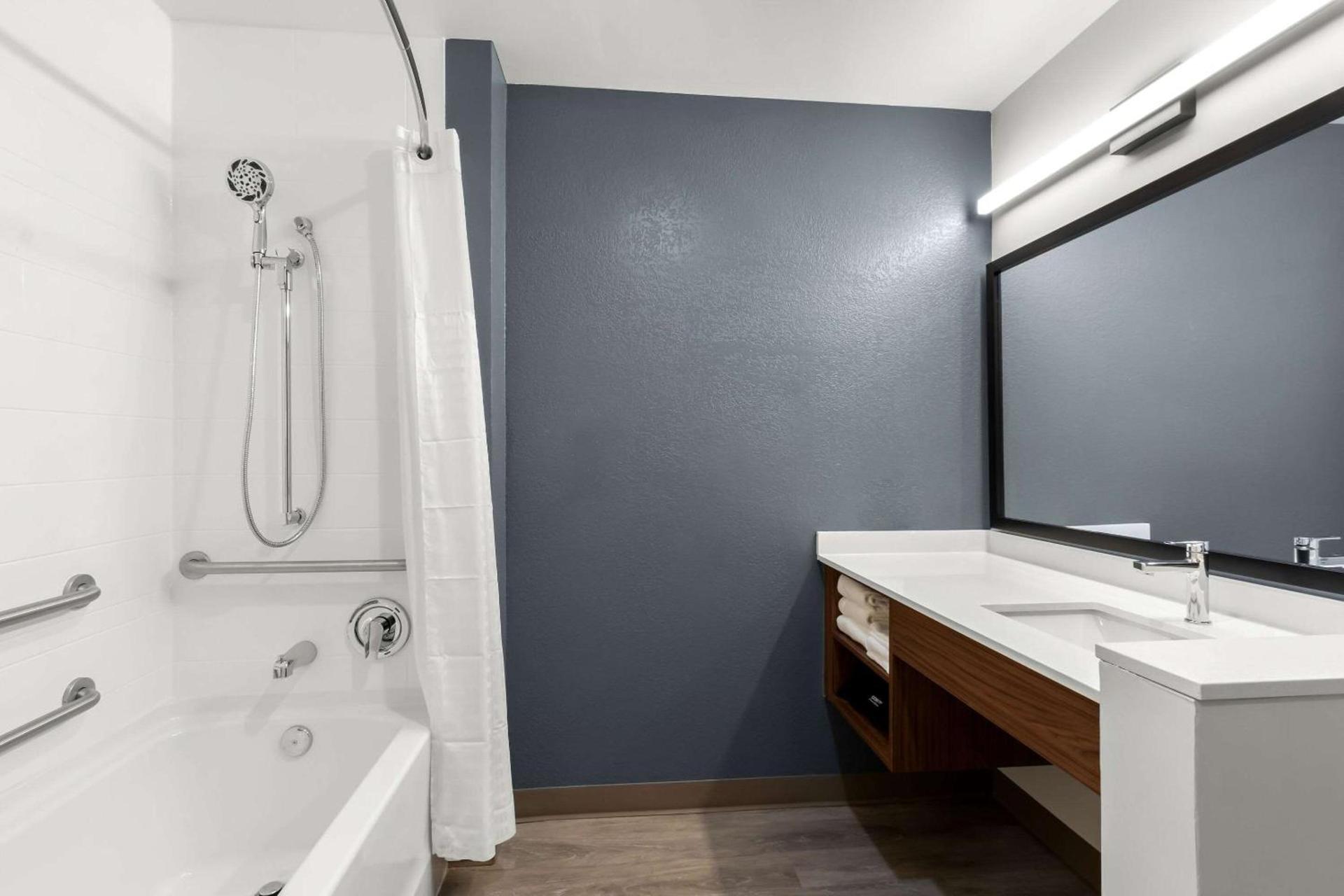 Everhome Suites Glendale Sports Entertainment District by Choice Hotels photo 13