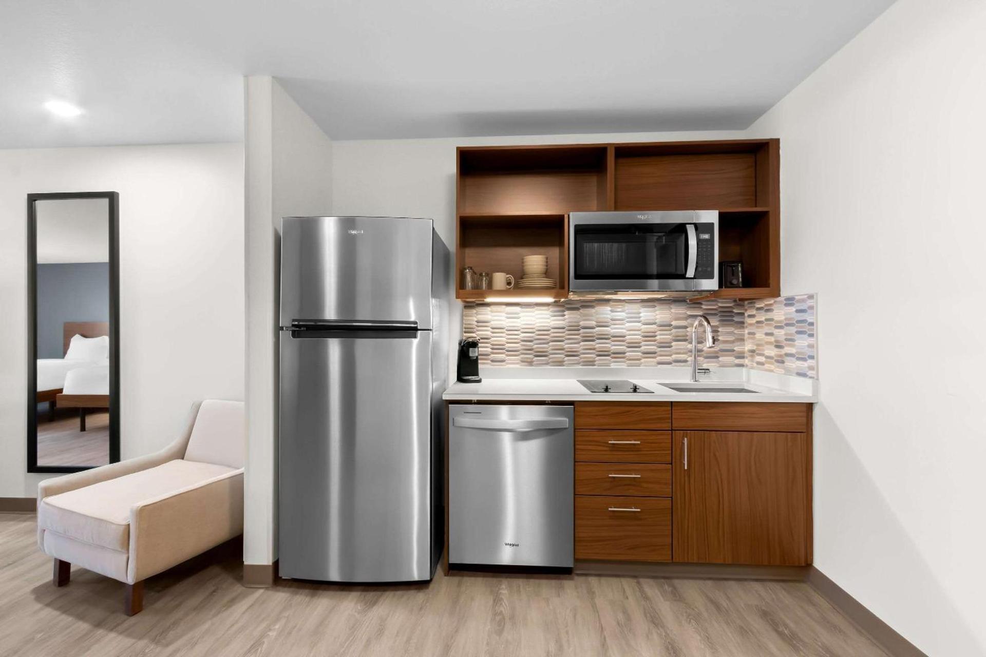Everhome Suites Glendale Sports Entertainment District by Choice Hotels photo 11