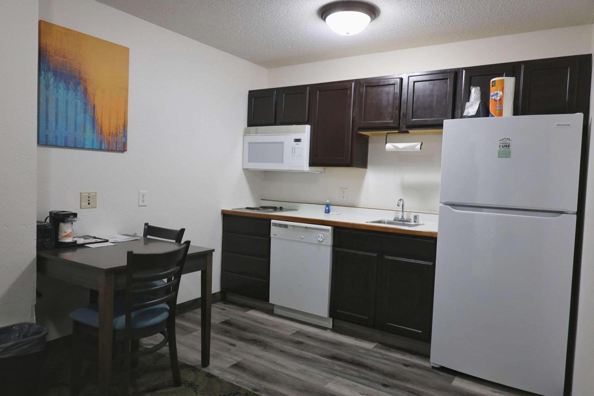 MainStay Suites Madison Airport photo 26