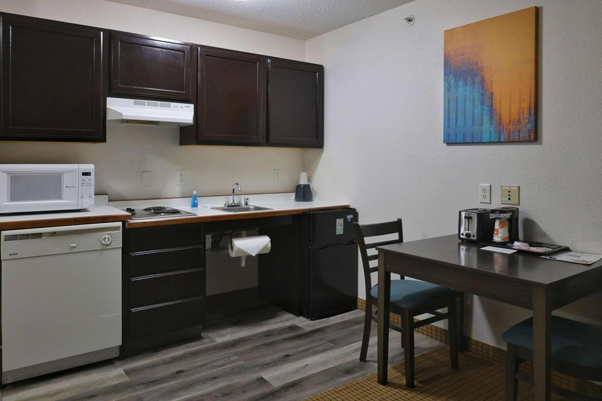 MainStay Suites Madison Airport photo 31