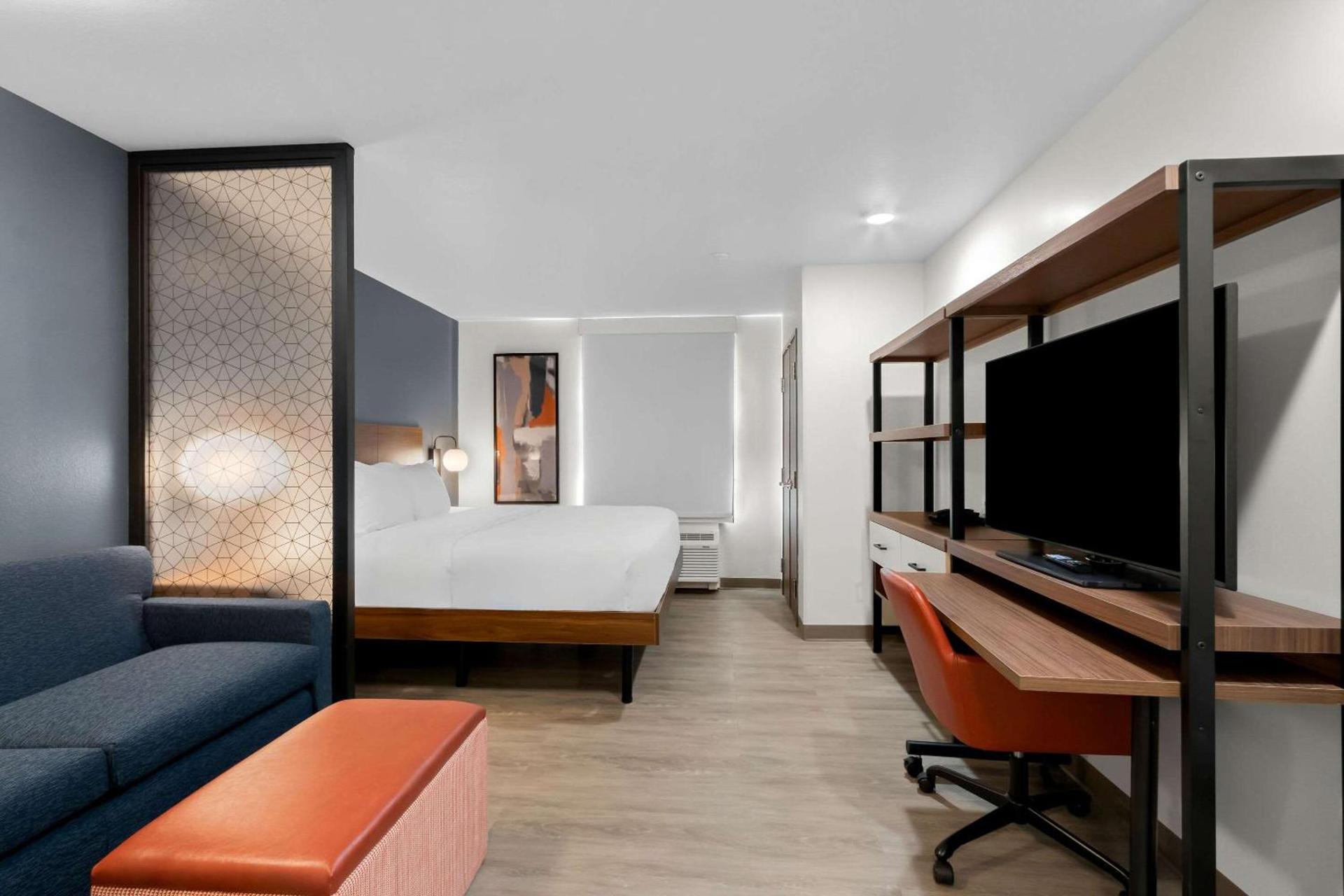 Everhome Suites Glendale Sports Entertainment District by Choice Hotels photo 12