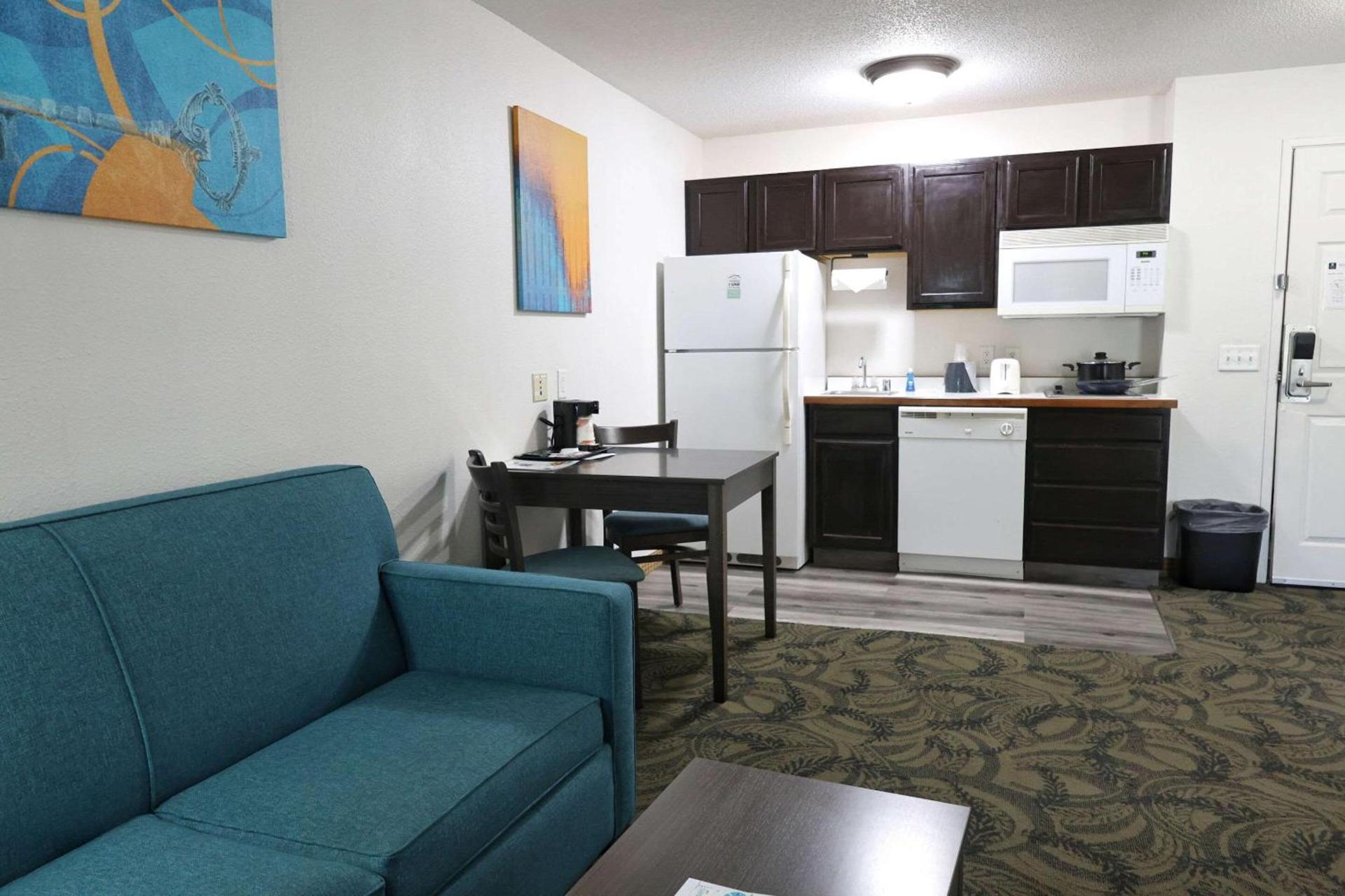 MainStay Suites Madison Airport photo 35