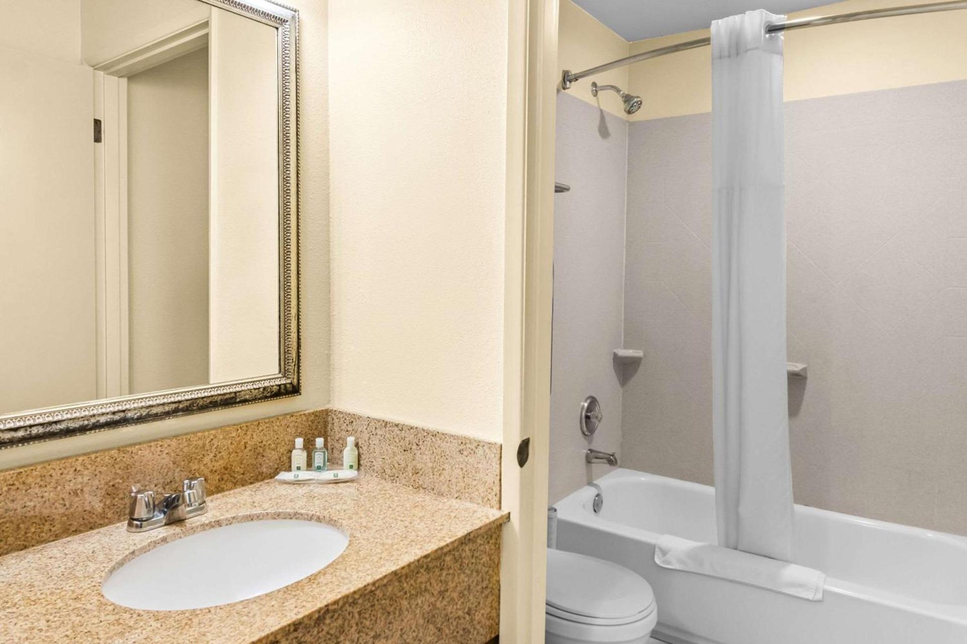 Quality Inn & Suites Vancouver - Hazel Dell photo 4
