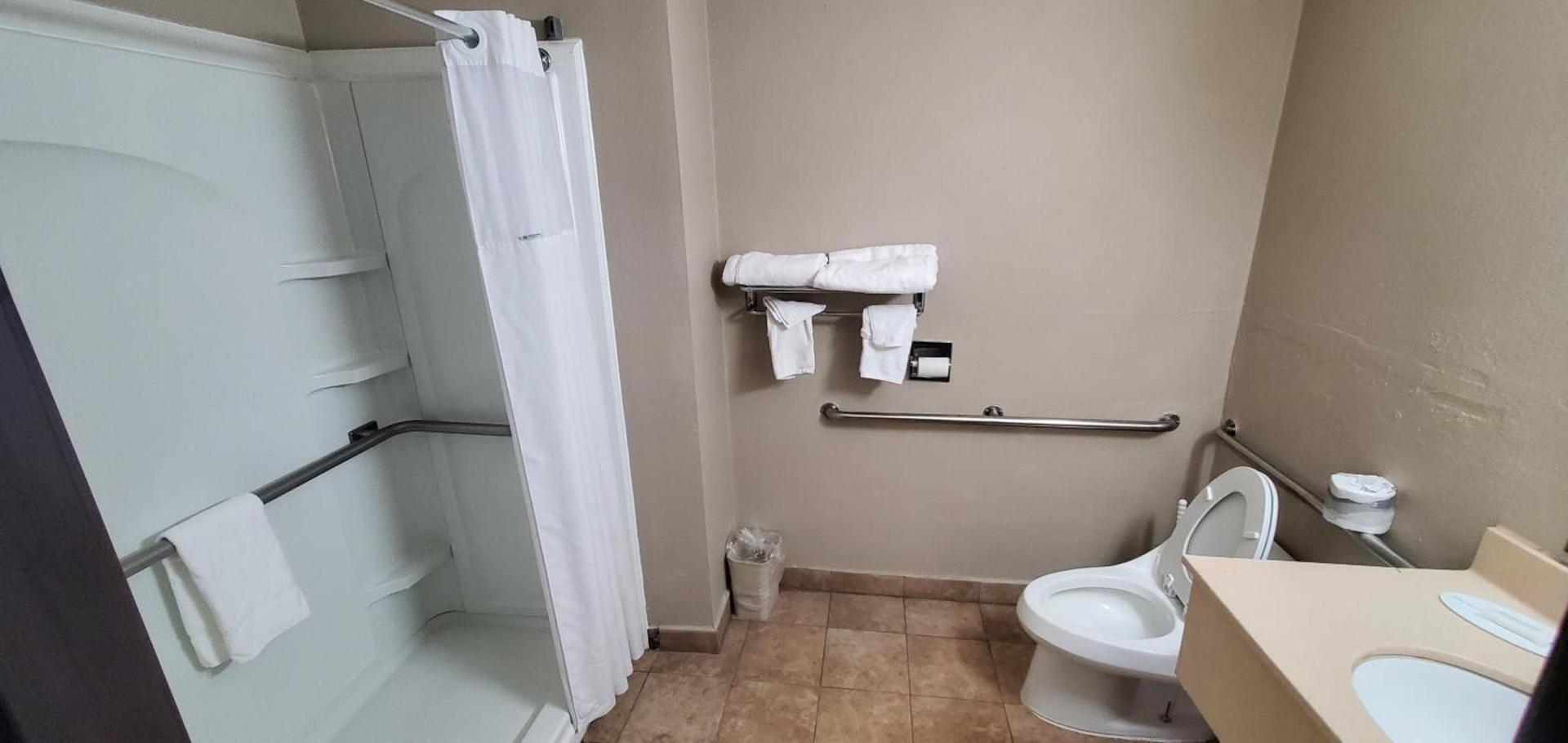 Super 8 by Wyndham Sterling Heights/Detroit Area photo 10