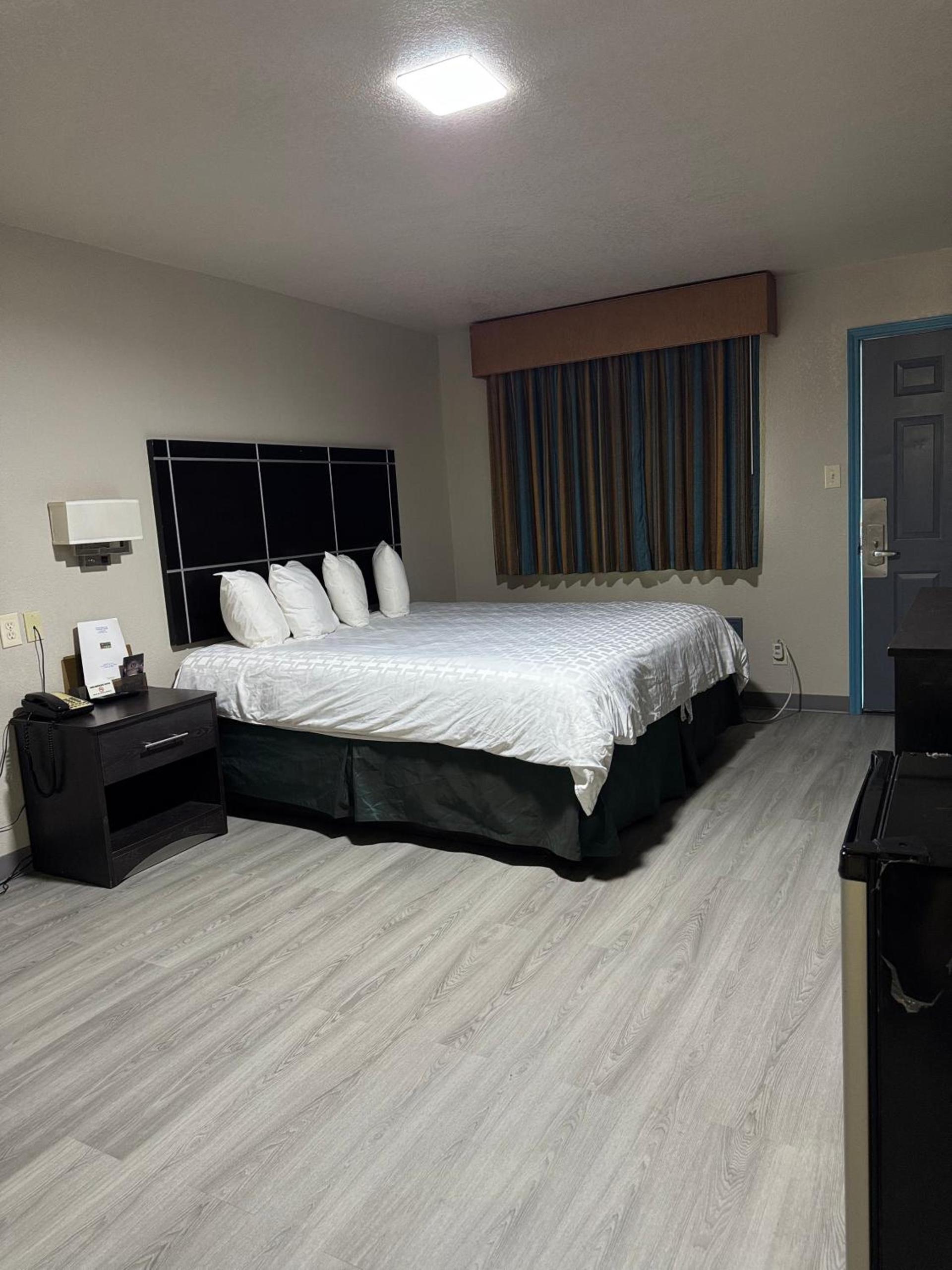 Executive inn photo 2