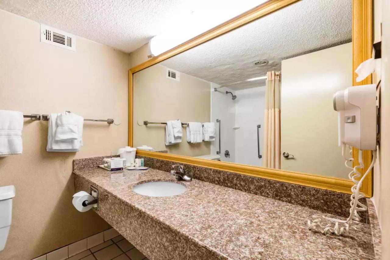 Days Hotel by Wyndham Williamsburg I-64 photo 5