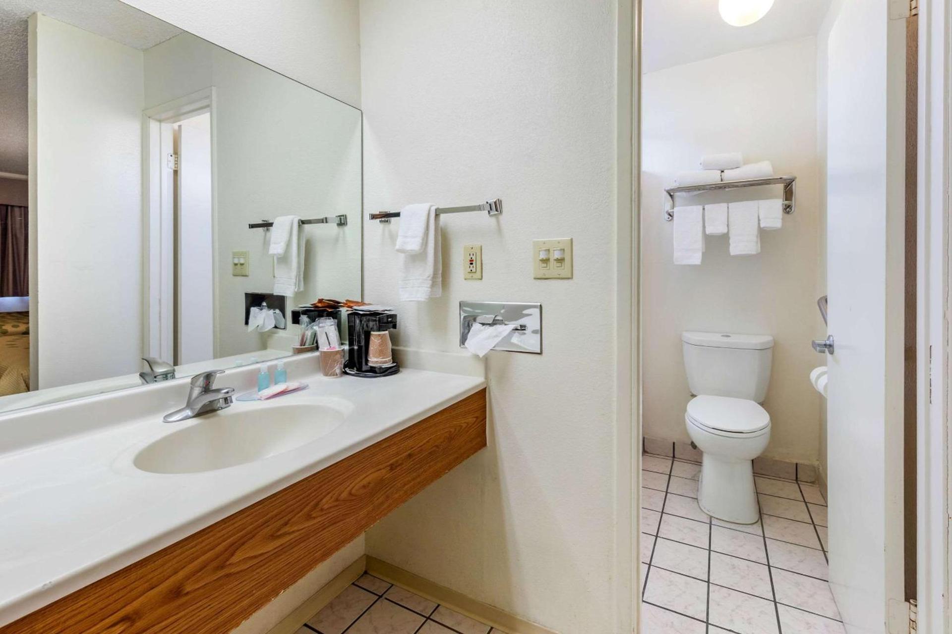 Econo Lodge On Historic Route 66 photo 9