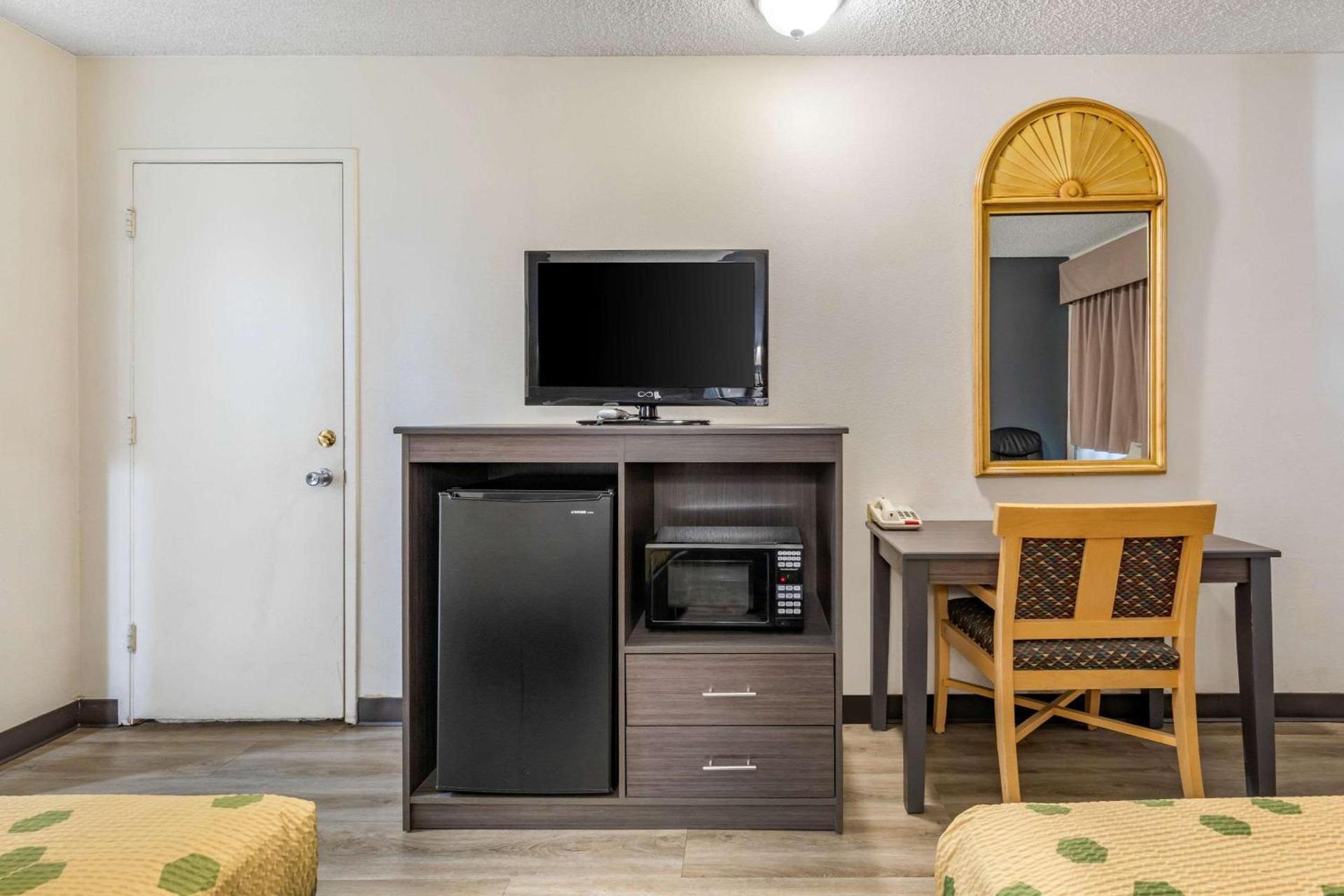 Econo Lodge On Historic Route 66 photo 10