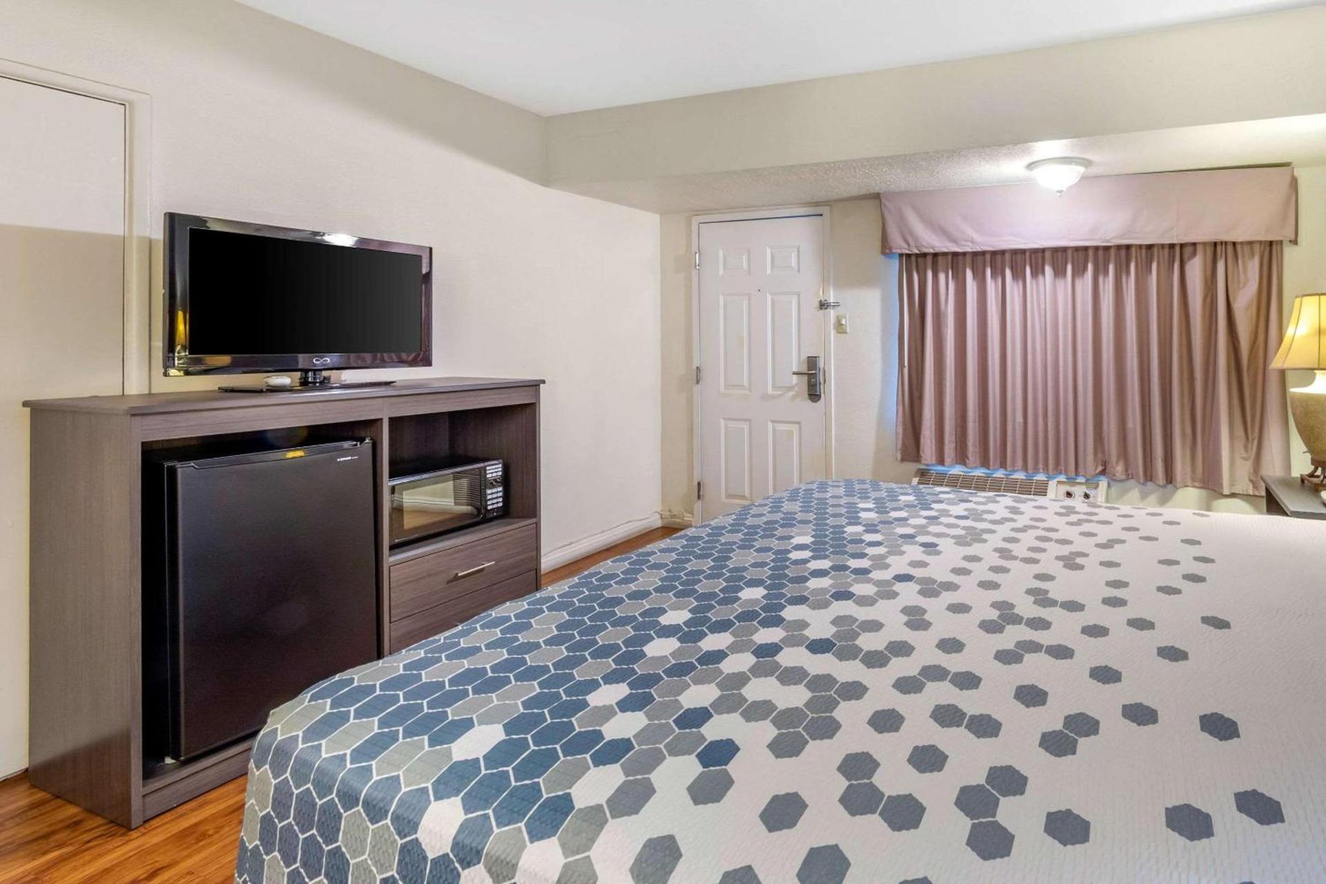 Econo Lodge On Historic Route 66 photo 4