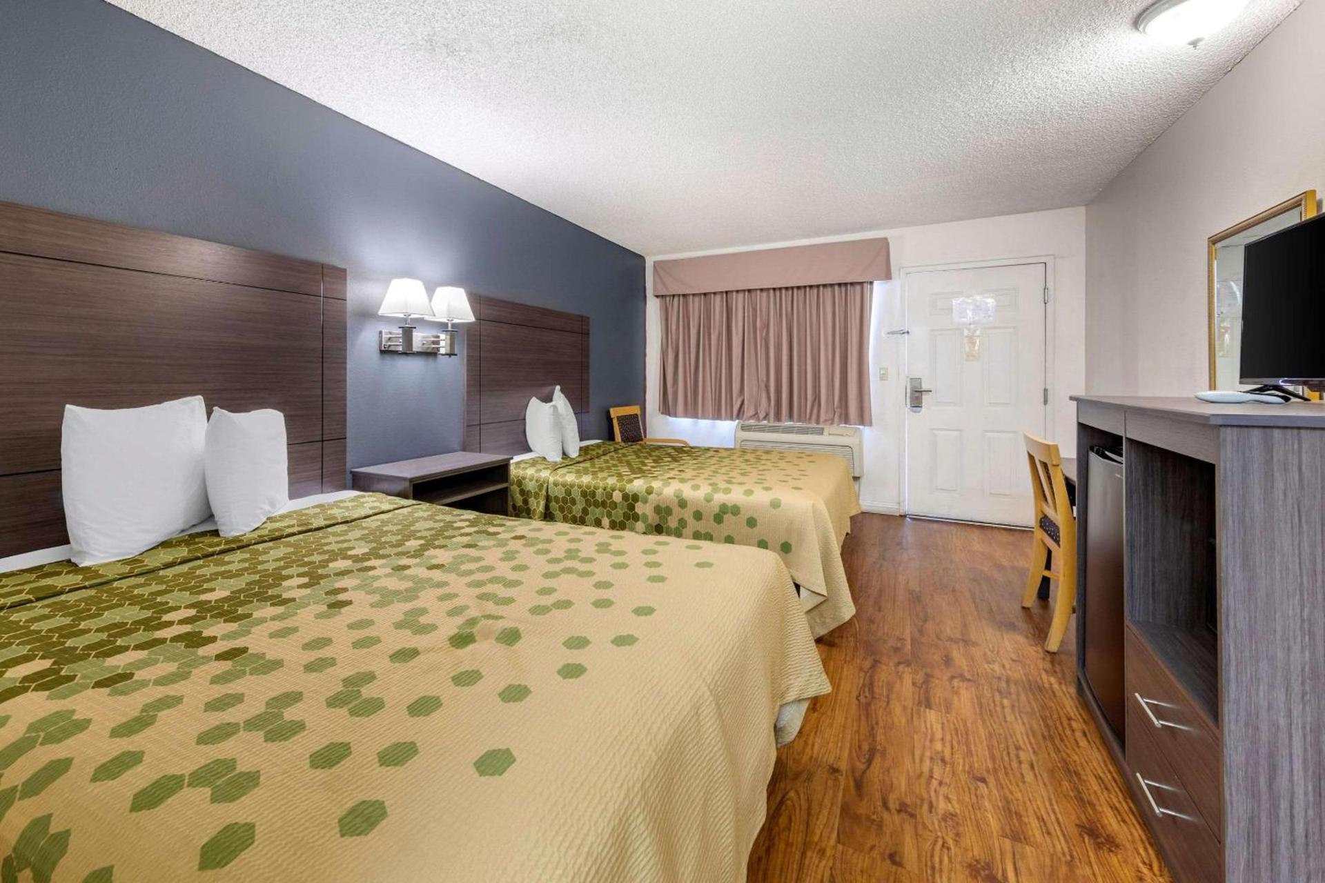 Econo Lodge On Historic Route 66 photo 8